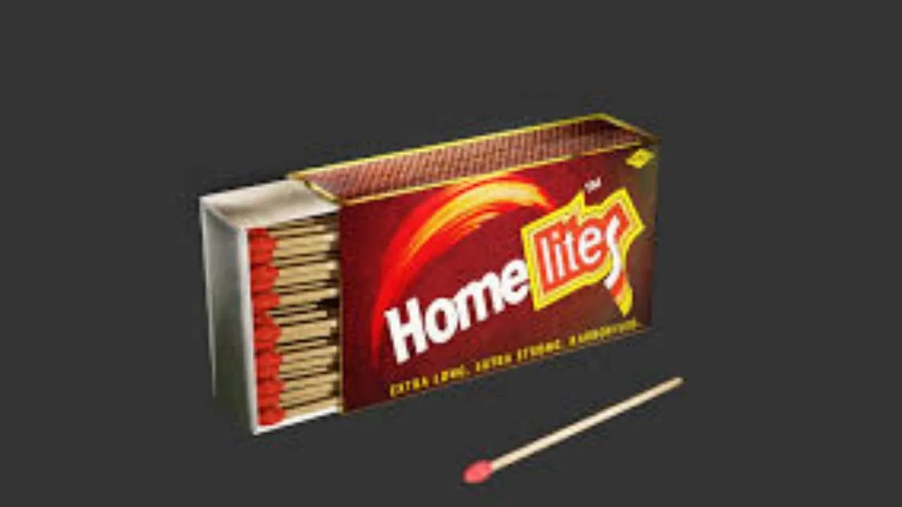 అగరబత్తులు, నూనె దీపాలు వెలిగించడానికి అగ్గిపెట్టెలు అవసరమే అయినప్పటికీ.. వాటిని పూజా గదిలోనే ఉంచడం శ్రేయస్కరం కాదని వాస్తు శాస్త్రం చెబుతుంది. మండే స్వభావం గల వస్తువులు పవిత్ర ప్రదేశంలో ఉండటం వల్ల ‘వాస్తు దోషం’ ఏర్పడుతుందని నమ్మకం. ఇది ఇంటిలోని సానుకూల శక్తిని తగ్గించి, పూజ ద్వారా పొందే ఆధ్యాత్మిక లాభాలను కూడా ప్రభావితం చేస్తుందని భావిస్తారు.  
