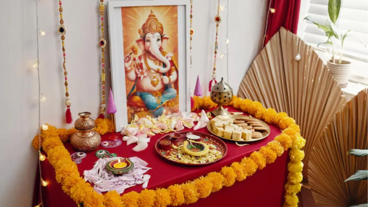 అలాగే, పడకగదిలో దీపాలు లేదా మండే వస్తువులు ఉంచడం కూడా వాస్తు ప్రకారం అనుకూలం కాదు. ఇది దాంపత్య జీవితంలో కలహాలకు దారితీయవచ్చని, అలాగే ఇంట్లో ఆందోళన, ప్రతికూల శక్తి పెరగవచ్చని భావిస్తారు.
