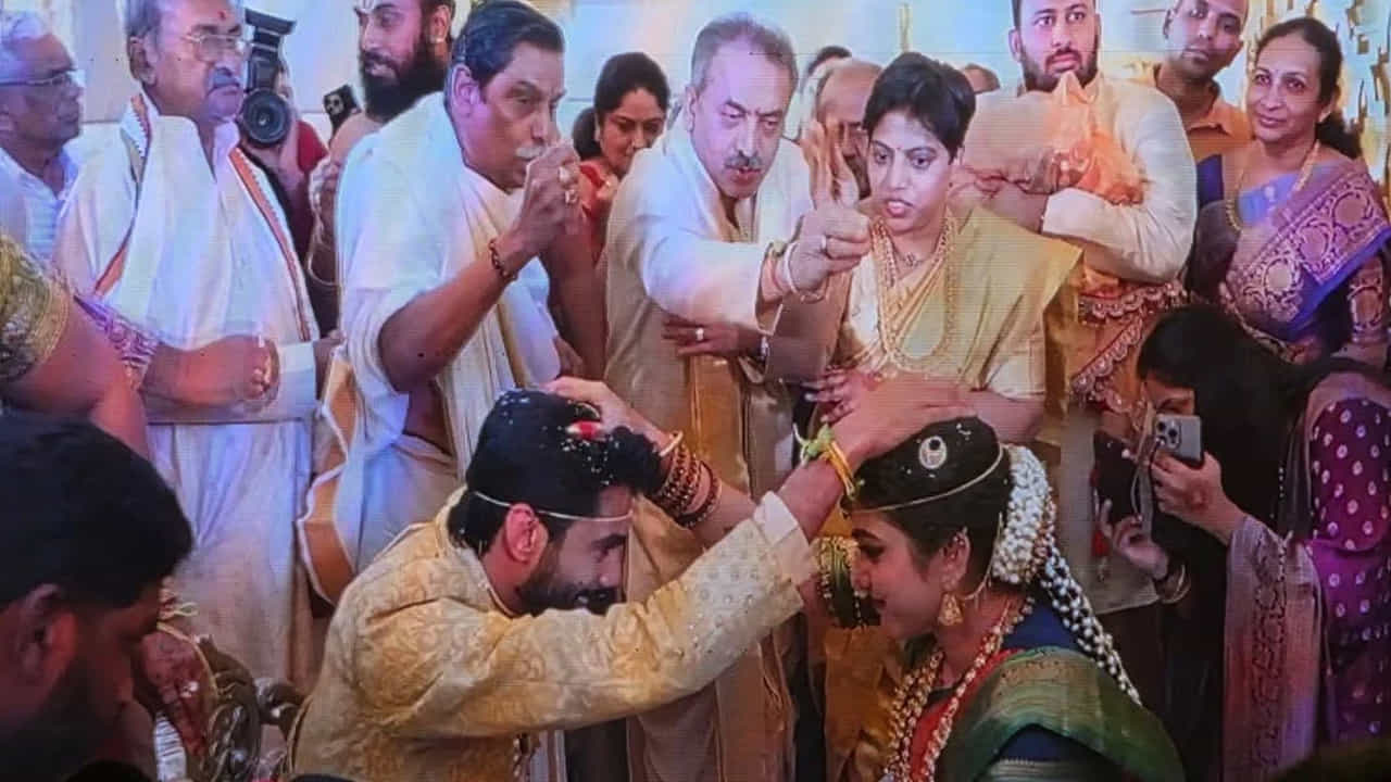 కానీ ఆఫర్స్ వదులుకుని లండన్ లో పై చదువులు చదుకుంది. పూర్తిగా సినిమాలకు దూరమై మొత్తం చదువుపై దృష్టి పెట్టింది. సోషల్ మీడియాలో యాక్టివ్ గా ఉండే పునర్నవి అప్పుడప్పుడు ఏదోక పోస్ట్ చేస్తూ సందడి చేసింది. ఇటీవల డిసెంబర్ లో తను ప్రేమించిన అబ్బాయిని నిశ్చితార్థం చేసుకున్నా అంటూ ప్రకటించింది. దీంతో ఆమెకు ఫ్యాన్స్, ప్రముఖులు విషెస్ తెలియజేశారు.