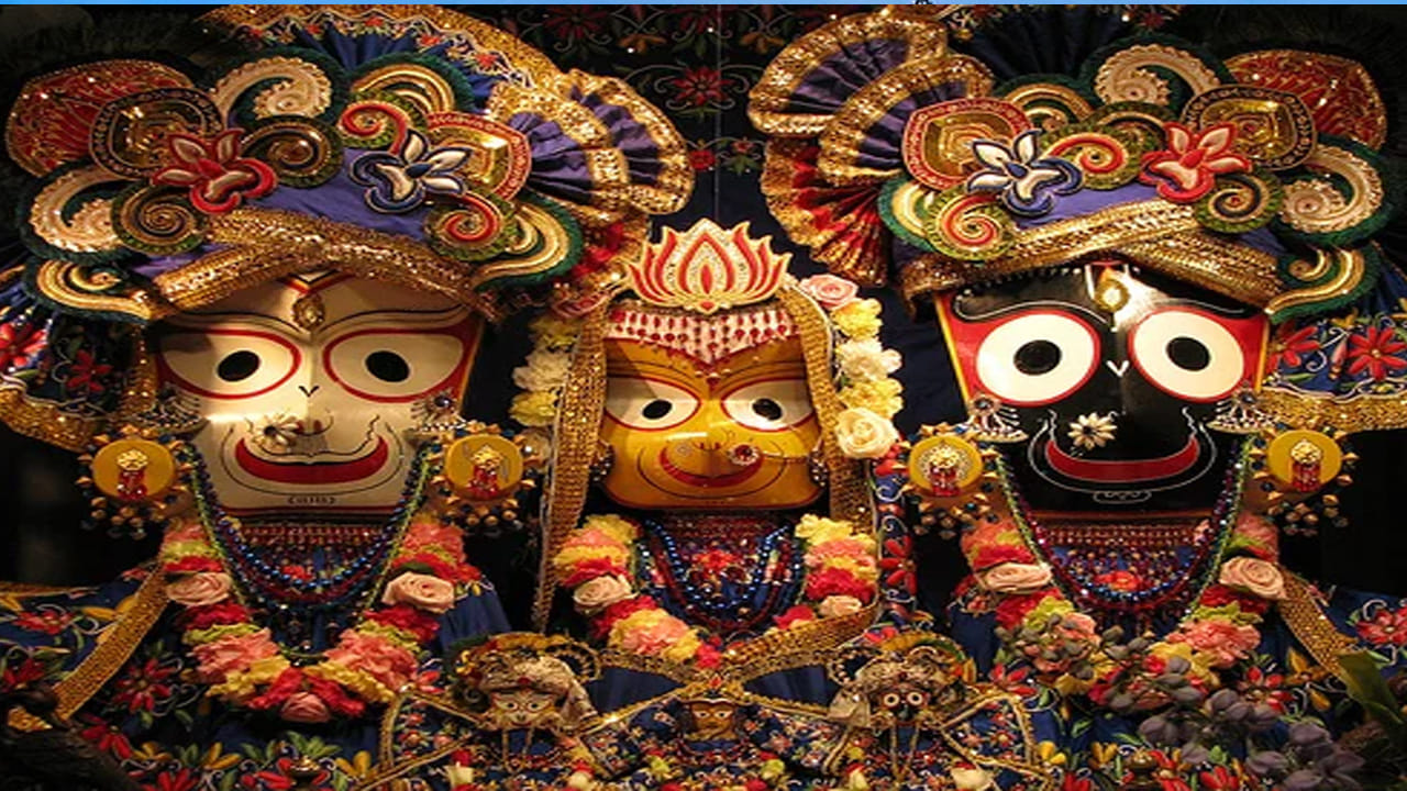 
రథయాత్ర మహిమ

జగన్నాథుని రథయాత్ర ప్రపంచ ప్రసిద్ధి పొందిన ఆధ్యాత్మిక ఉత్సవం. లక్షలాది భక్తులు ఈ పవిత్ర క్షణాన్ని దర్శించి, జగన్నాథుని కరుణా ప్రవాహంలో తమను తాము సమర్పించుకుంటారు. ఈ క్షేత్రంలో కనిపించే ప్రతి ఆచారం, ప్రతి సంకేతం, ప్రతి రహస్యం భక్తిని బలపరుస్తుంది. అదే ఈ దేవాలయాన్ని కేవలం చారిత్రక స్థలంగా కాక, జీవంతమైన ఆధ్యాత్మిక అనుభవంగా నిలబెడుతుంది.
