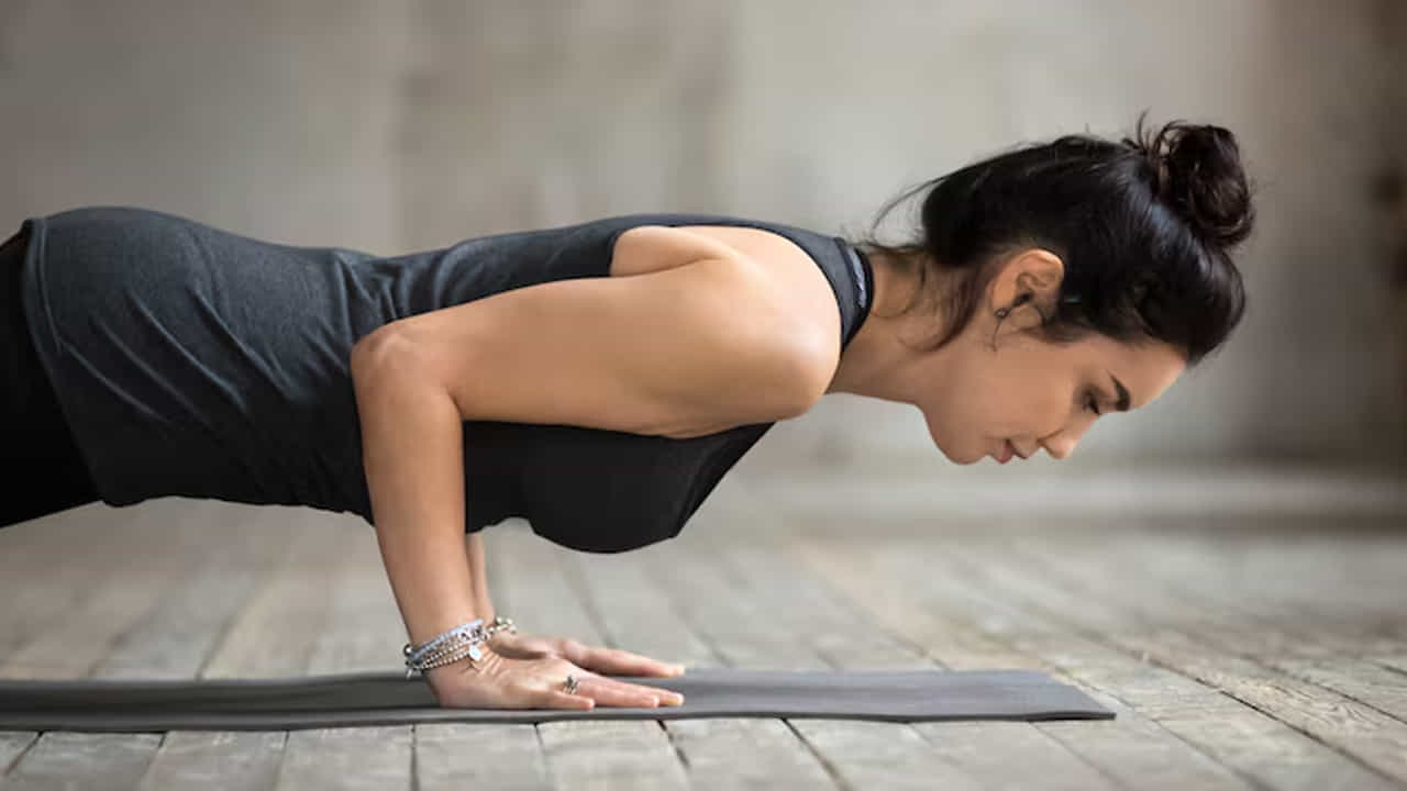 పుష్-అప్స్ (Push-ups): ఇది చేతులు, ఛాతీ కండరాలకు అత్యంత ప్రభావవంతమైన వ్యాయామం. నేలపై బోర్లా పడుకుని చేతుల సహాయంతో శరీరాన్ని పైకి, కిందకు లేపడం వల్ల చేతుల కండరాలు దృఢంగా మారి కొవ్వు కరుగుతుంది.
