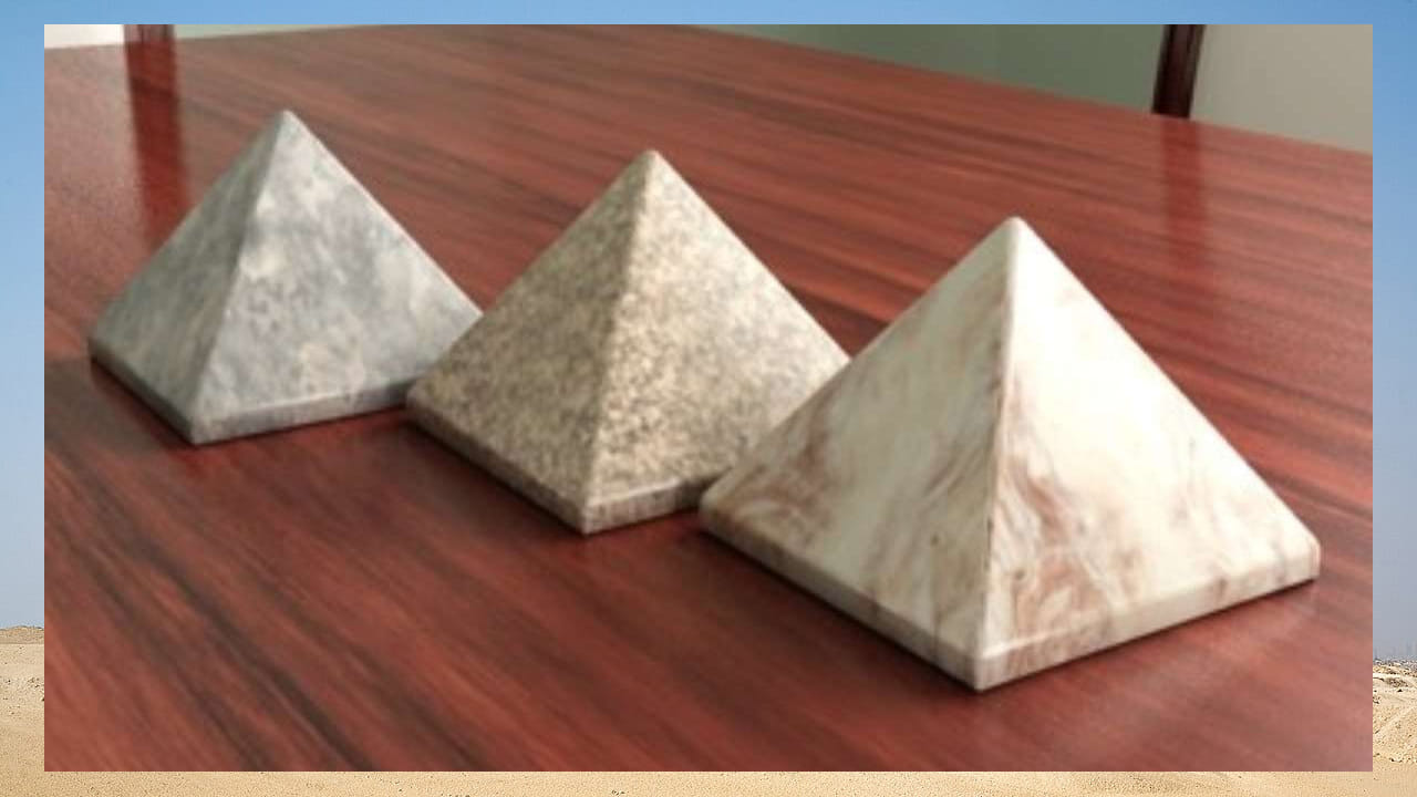 నేటి ఉరుకులు పరుగుల జీవనశైలిలో మన ఇంట్లో సానుకూల వాతావరణం ఉండటం చాలా అవసరం. చాలాసార్లు మనం ఎంత కష్టపడి పనిచేసినా, ఇంట్లో ఒత్తిడి, విభేదాలు, నెగెటివ్ భావాలు కనిపిస్తాయి. ఇలాంటి సందర్భాల్లో వాస్తు శాస్త్రం సూచించే వాస్తు పిరమిడ్ ఒక సరళమైన, సులభమైన పరిష్కారంగా భావించబడుతుంది. ఇది ఇంటి వాతావరణాన్ని సమతుల్యం చేసి, శాంతి, ఆనందం, ఆరోగ్యం, శ్రేయస్సును పెంపొందించడంలో సహాయపడుతుందని నమ్మకం.