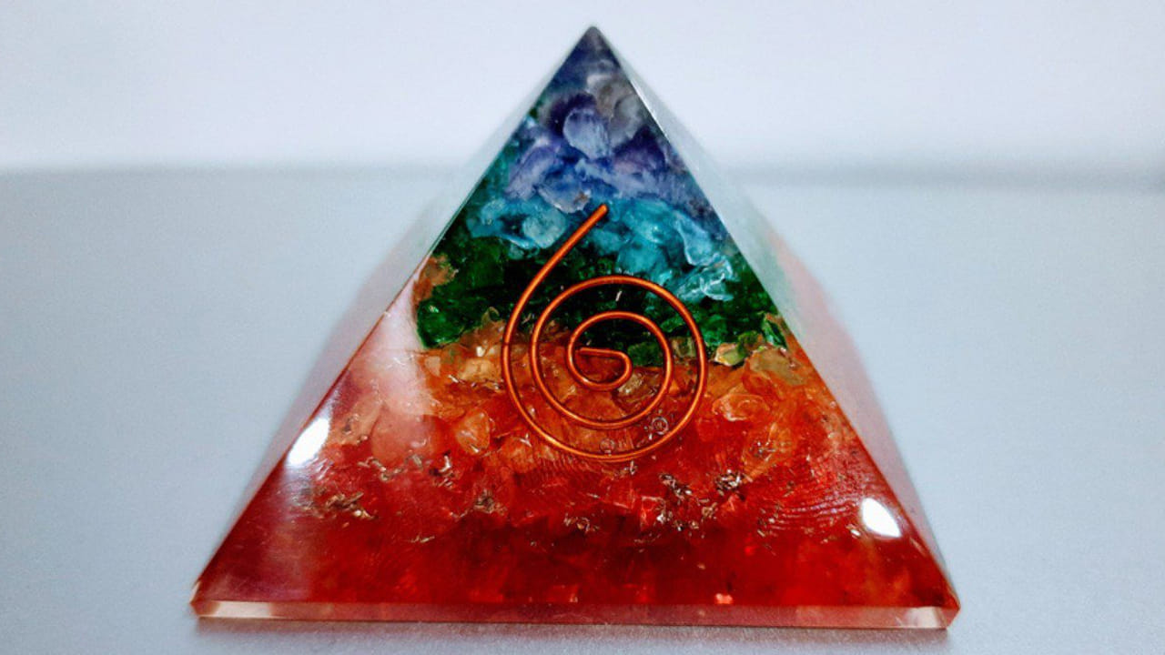 వాస్తు పిరమిడ్ అంటే ఏమిటి?
వాస్తు పిరమిడ్ అనేది ప్రత్యేకమైన పిరమిడ్ ఆకారంలో ఉండే ఒక శక్తి పరికరం. పిరమిడ్ ఆకారం శక్తిని కేంద్రీకరించి, సానుకూల తరంగాలను పెంచుతుందని వాస్తు శాస్త్రం చెబుతుంది. ఇది ఇంట్లోని ప్రతికూల శక్తిని తగ్గించి, సానుకూల శక్తిని ఆకర్షించడంలో సహాయపడుతుందని నమ్ముతారు. స్ఫటికం, రాగి, ఇత్తడి లేదా కలపతో తయారు చేసిన పిరమిడ్లను ఎక్కువగా ఉపయోగిస్తారు.