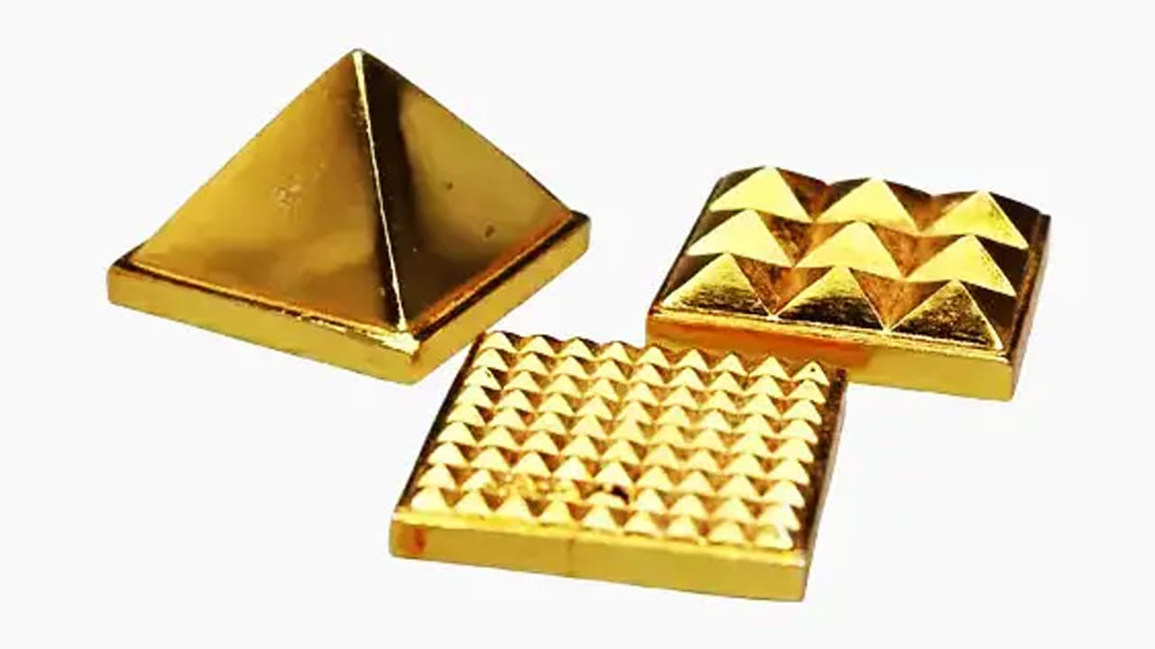 ఇది ఎలా పనిచేస్తుంది?
పిరమిడ్ ఆకారం ఒక శక్తి కేంద్రంగా పనిచేస్తుందని భావిస్తారు. ఇది చుట్టూ ఉన్న నెగెటివ్ ఎనర్జీని గ్రహించి, దానిని సానుకూలంగా మార్చుతుందని వాస్తు సిద్ధాంతం చెబుతుంది. దీంతో ఇంట్లో ప్రశాంతత, సమతుల్యత పెరుగుతాయి.