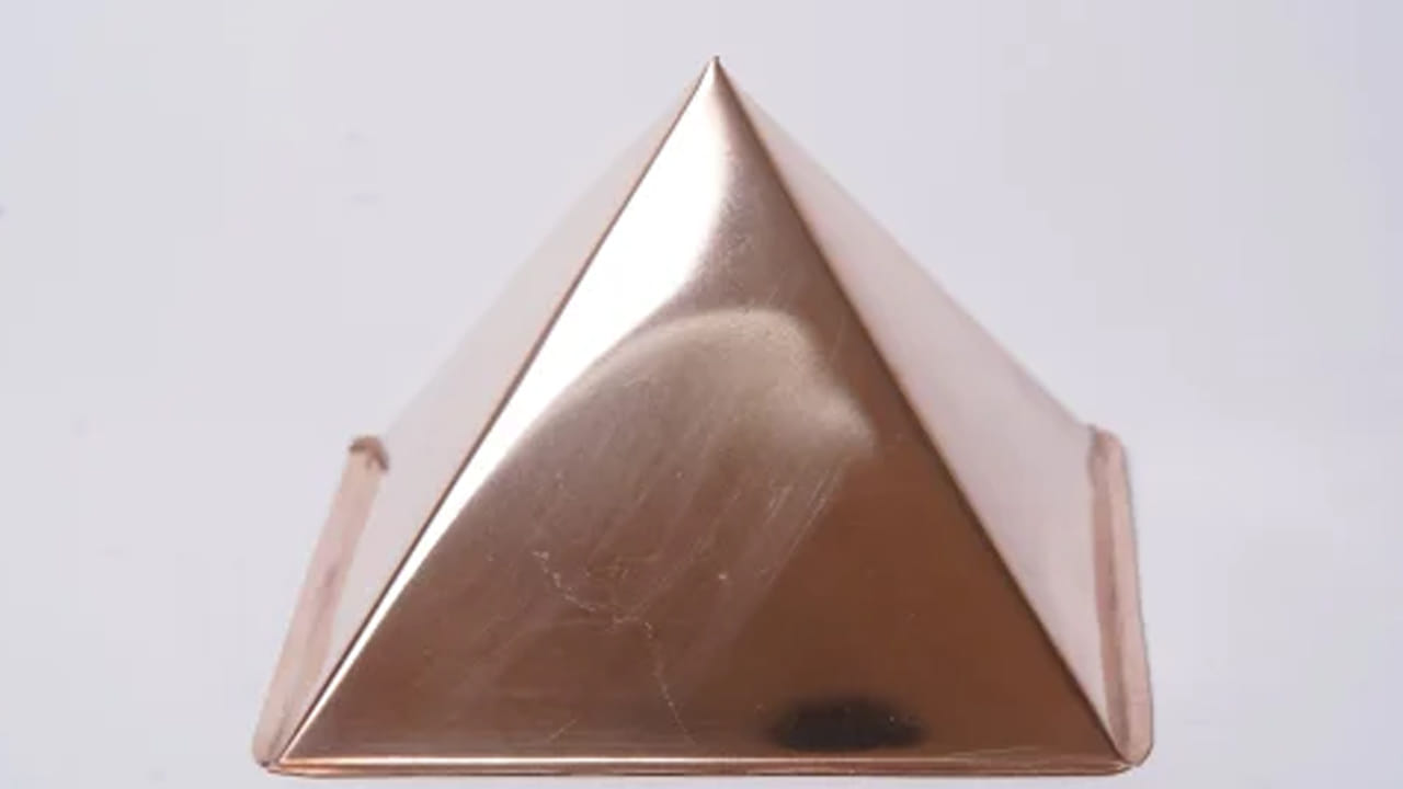 వాస్తు పిరమిడ్ ఉపయోగాలేమిటి?
ఇంట్లోకి వచ్చినప్పుడు అలసట లేదా నెగెటివ్ ఫీలింగ్ ఉంటే, అది తగ్గడానికి సహాయపడుతుంది.
వ్యాపార ప్రదేశాల్లో లేదా నగదు ఉంచే చోట ఉంచితే ఆర్థిక ప్రవాహం మెరుగవుతుందని నమ్మకం.
పిల్లల చదువుకునే చోట ఉంచితే ఏకాగ్రత, జ్ఞాపకశక్తి పెరుగుతాయి.
కుటుంబంలో ఒత్తిడి తగ్గి, సభ్యుల మధ్య ప్రేమాభిమానాలు పెరుగుతాయి.
ఇంటి వాస్తు లోపాలను కొంతవరకు సమతుల్యం చేయడంలో ఉపయోగపడుతుంది.