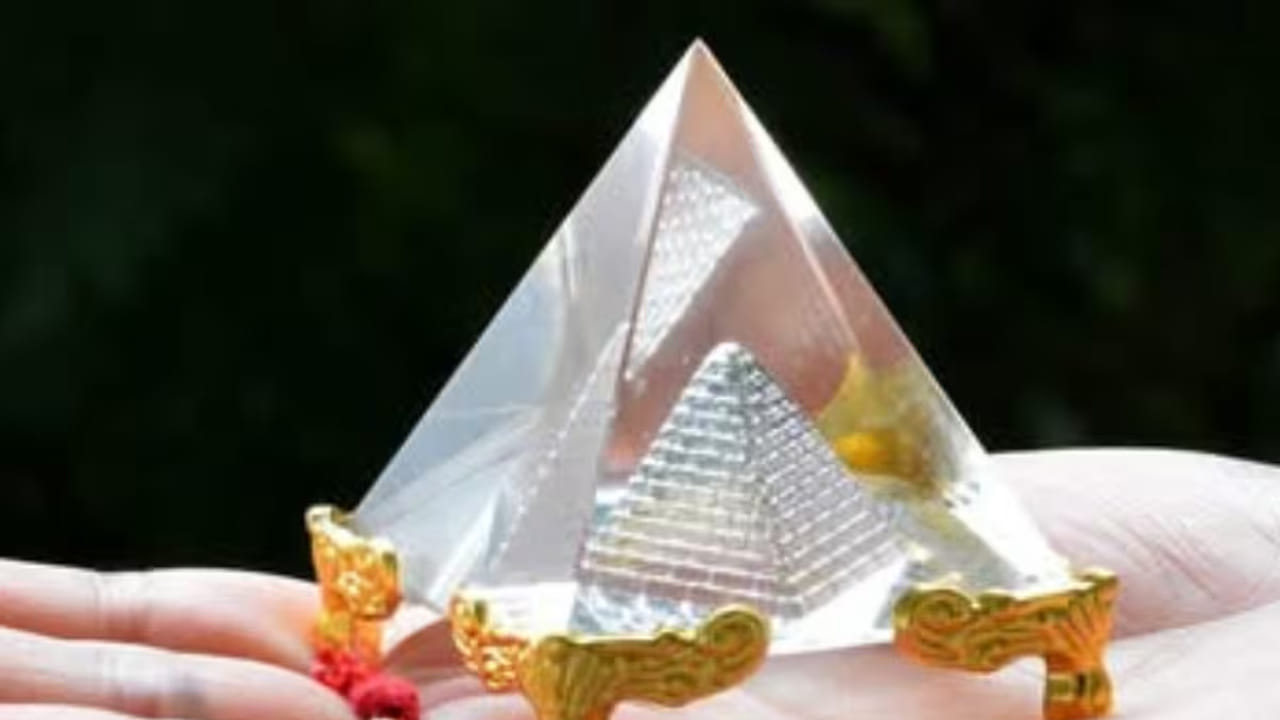 ఏ దిశలో ఉంచాలి?
వాస్తు ప్రకారం దిశలకు ప్రత్యేక ప్రాధాన్యం ఉంది:
ఈశాన్యం (North-East): అత్యంత శుభప్రదమైనది. సానుకూల శక్తి ప్రవాహం పెరుగుతుంది.
ప్రధాన ద్వారం దగ్గర: బయట నుంచి వచ్చే నెగెటివ్ శక్తిని తగ్గించడానికి తలుపు పై భాగంలో ఉంచవచ్చు.
నైరుతి (South-West): స్థిరత్వం, కెరీర్ వృద్ధికి ఉపయోగపడుతుందని భావిస్తారు.
దక్షిణ దిశ: రాగి లేదా ఇత్తడి పిరమిడ్ ఉంచితే ఆర్థిక స్థిరత్వం వస్తుందని నమ్మకం.
పిరమిడ్ ఎంచుకునేటప్పుడు జాగ్రత్తలు
స్ఫటిక (క్రిస్టల్) పిరమిడ్ ఉత్తమంగా భావించబడుతుంది.
రాగి లేదా ఇత్తడి పిరమిడ్లు కూడా ప్రభావవంతమైనవిగా పరిగణిస్తారు.
చిన్న సైజు పిరమిడ్లు కూడా సరిపోతాయి.
శుక్రవారం లేదా ఆదివారం ఏర్పాటు చేయడం శుభప్రదం అని నమ్మకం.
ఎల్లప్పుడూ శుభ్రంగా ఉంచి, సూర్యకాంతి చూపించాలి.
నాణ్యత ఉన్న పిరమిడ్లను మాత్రమే ఎంచుకోవాలి.