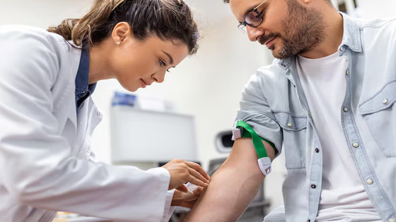 బరువు తగ్గడానికి ఎలా సహాయపడుతుంది?: కొండచిలువ రక్తంలోని ఈ అణువులను (Molecules) మనుషుల కండరాల కణాలపై ప్రయోగించినప్పుడు, అవి కూడా అదే విధంగా స్పందించడాన్ని శాస్త్రవేత్తలు గమనించారు. ఈ అణువులు శరీరంలోని మెటబాలిజంను వేగవంతం చేస్తాయి. దీనివల్ల కేలరీలు త్వరగా ఖర్చవుతాయి. నిల్వ ఉన్న మొండి కొవ్వును కరిగించి శక్తిగా మార్చడంలో ఇవి సహాయపడతాయి.