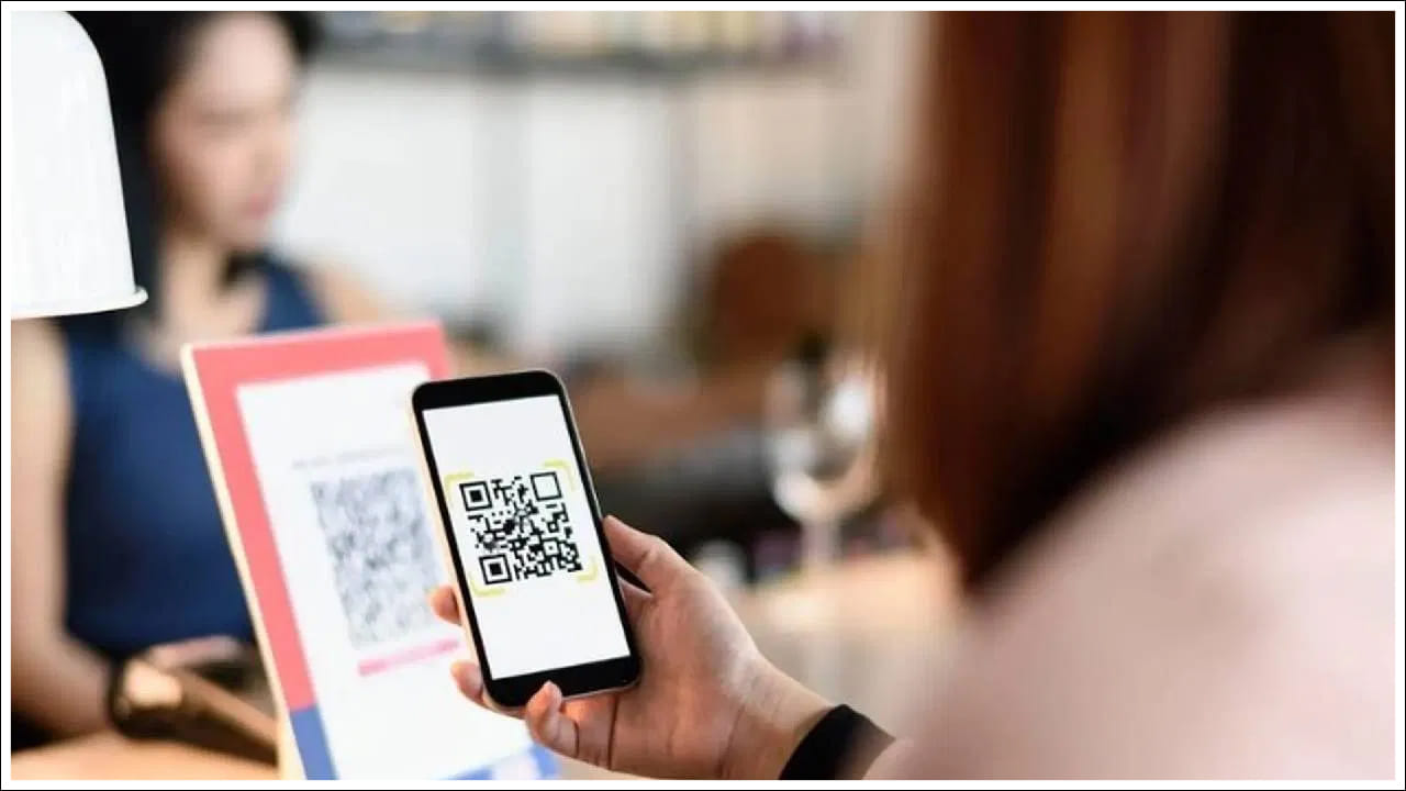 ఆన్లైన్ చెల్లింపు చేసేటప్పుడు, స్క్రీన్పై ఎవరి పేరు కనిపిస్తుందో తనిఖీ చేయండి. అది దుకాణదారుడి పేరుతోనే ఉందో లేదో నిర్ధారించుకోండి. వేరే పేరు కనిపిస్తే డబ్బు తప్పు ఖాతాకు వెళ్లకుండా, మీరు, దుకాణదారుడు మోసపోకుండా ఉండవచ్చు.