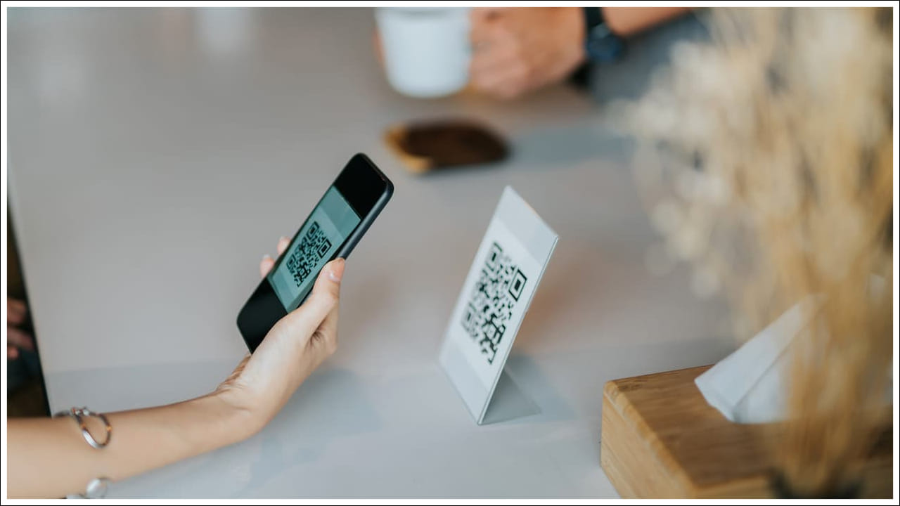 QR కోడ్ వాలుగా లేదా అస్పష్టంగా ఉంటే, దుకాణదారునితో తనిఖీ చేయండి. తరచుగా కోడ్ అస్పష్టంగా కనిపిస్తుంది లేదా సరిగ్గా ఉండదు. అలాంటి సందర్భాలలో పూర్తి నిర్ధారణ చేసిన తర్వాత మాత్రమే చెల్లింపు చేయండి. దీని గురించి సమాచారం కోసం దుకాణదారుని అడగండి.