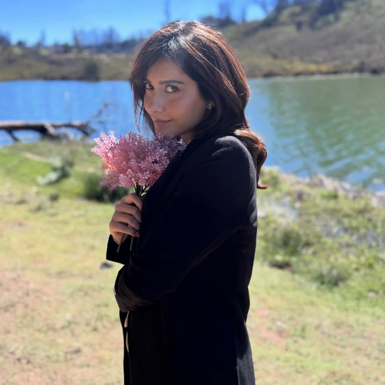 అందాల భామ రాశి ఖన్నా గురించి ప్రత్యేకంగా చెప్పాల్సిన అవసరం లేదు. ఊహలు గుసగుసలాడే సినిమాతో టాలీవుడ్ కు పరిచయం అయ్యింది ఈ అందాల భామ. తొలి సినిమాతో తన అందంతో ఆకట్టుకుంది ఈ అమ్మడు. ఆతర్వాత వరుసగా ఆఫర్స్ అందుకుంది.