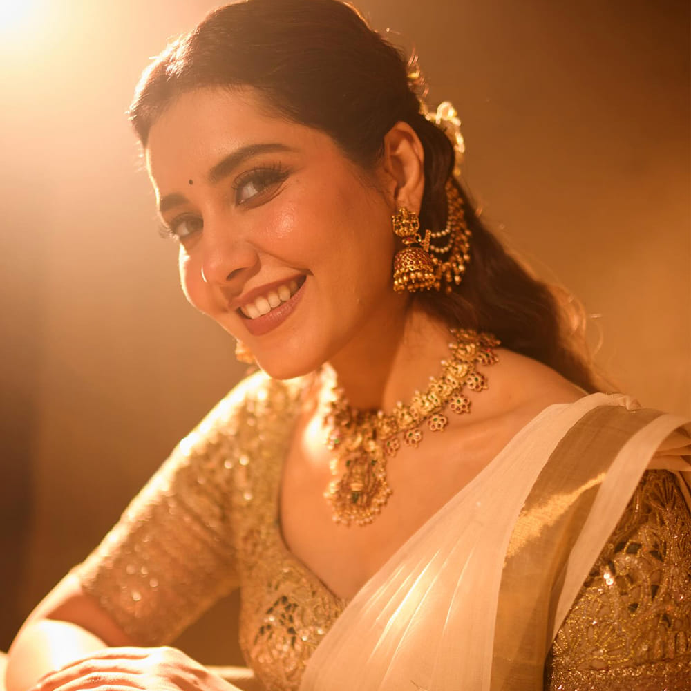 తెలుసు కదా సినిమా తర్వాత పవర్ స్టార్ పవన్ కళ్యాణ్ హీరోగా నటిస్తున్న  ఉస్తాద్ భగత్ సింగ్ సినిమాలోనూ నటిస్తుంది. ఈ సినిమాకు హరీష్ శంకర్ దర్శకత్వం వహిస్తున్నాడు. ఈ సినిమా షూటింగ్ జెట్ స్పీడ్ తో జరుగుతుంది. ఇదిలా ఉంటే ఇప్పుడు అందాల రాశీకి మరో క్రేజీ ఆఫర్ వచ్చిందని తెలుస్తుంది.