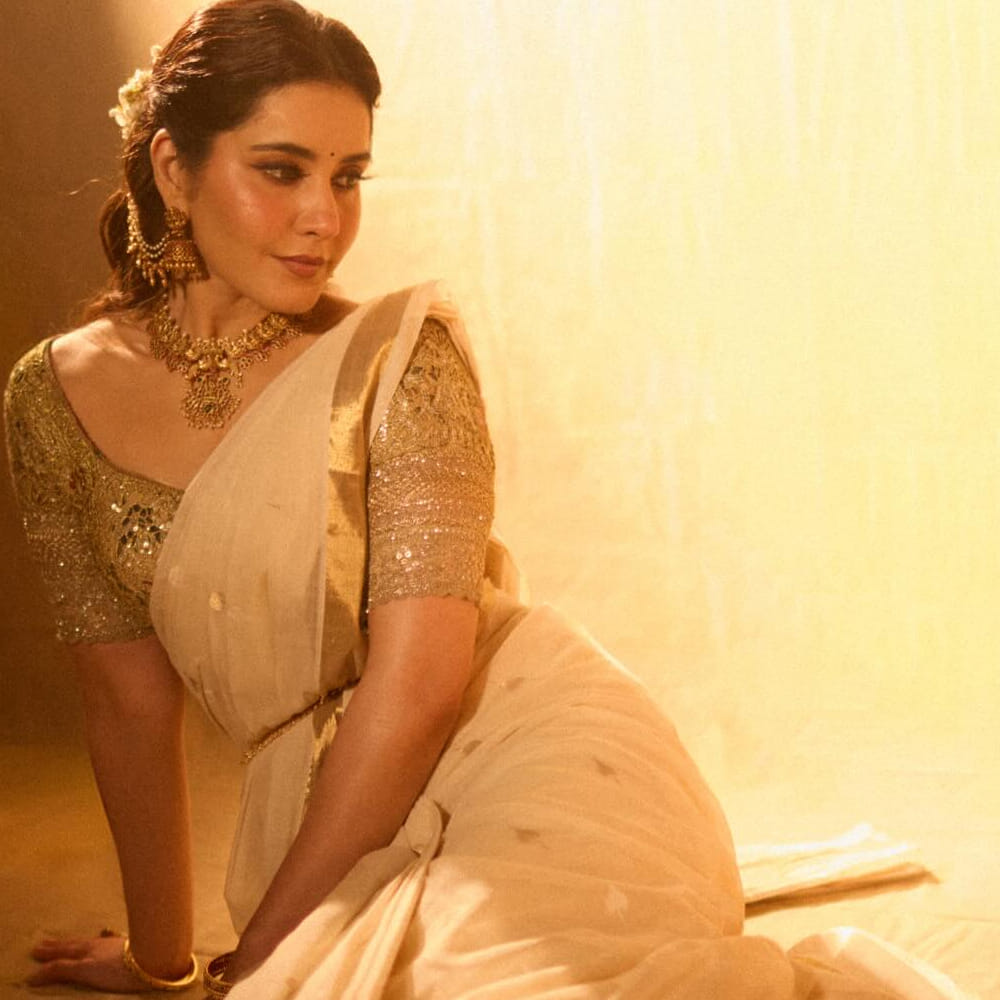 అలాగే ఎన్టీఆర్ లాంటి స్టార్ హీరోల సరసన కూడా నటించి మెప్పించింది. ఎన్టీఆర్ నటించిన జై లవకుశ సినిమాలో రాశీ ఖన్నా హీరోయిన్ గా చేసింది. తెలుగుతో పాటు బాలీవుడ్ పై కూడా ఫోకస్ చేసింది ఈ వయ్యారి.. బాలీవుడ్ లో సినిమాలు సిరీస్ లు చేసింది ఈ అమ్మడు. వీటితో పాటు తమిళ్ లోనూ ఆఫర్స్ అందుకుంది.