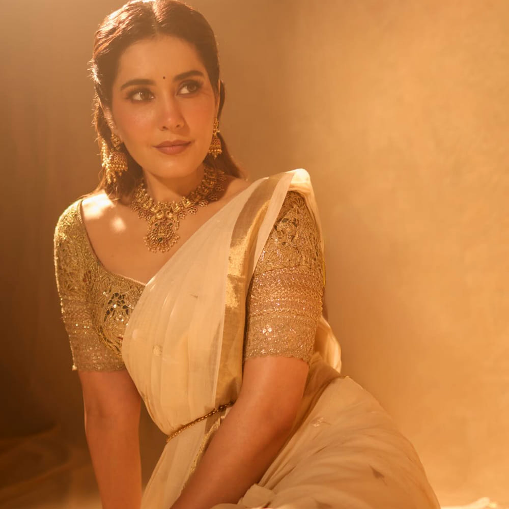 రాశీ ఖన్నా ఇప్పుడు వరుసగా సినిమాలు చేస్తూ దూసుకుపోతుంది. ప్రస్తుతం సిద్దూ జొన్నల గడ్డ హీరోగా నటించిన తెలుసు కదా అనే సినిమాలో హీరోయిన్ గా నటించింది. ఈ అమ్మడి ఇప్పుడు బడా హీరోల సినిమాల్లో ఛాన్స్ అందుకుంటుంది.