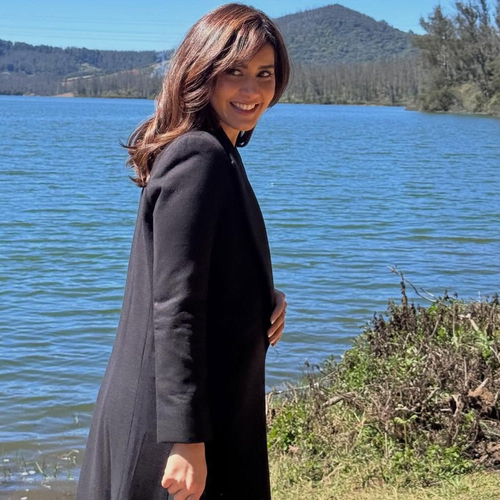 అలాగే తమిళ్ లోనూ అడపాదడపా సినిమాలు చేస్తుంది. తెలుగులో సాలిడ్ హిట్ కోసం ఎదురుచూస్తుంది ఈ చిన్నది. అలాగే సోషల్ మీడియాలో ఈ భామ షేర్ చేసే ఫోటోలు అభిమానులను తెగ ఆకట్టుకుంటున్నాయి. ఈ ఫోటోలకు నెటిజన్స్ క్రేజీ కామెంట్స్ చేస్తున్నారు.