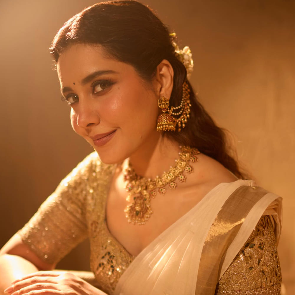 ఊహలు గుసగుసలాడే సినిమాతో హీరోయిన్ గా టాలీవుడ్ ప్రేక్షకులకు పరిచయం అయ్యింది అందాల రాశీ. తొలి సినిమాతోనే తన అందంతో ప్రేక్షకులను కట్టిపడేసింది. బబ్లీ లుక్ లో భలే ఉందే ఈ అమ్మాయి అంటూ కుర్రాళ్లంతా రాశీ అందానికి ఫిదా అయ్యారు. తొలి సినిమా మంచి విజయాన్ని అందుకోవడంతో ఈ ముద్దుగుమ్మకు వరుస ఆఫర్స్ క్యూ కట్టాయి. మీడియా రేంజ్ హీరోలందరి సరసన నటించి మెప్పించింది.