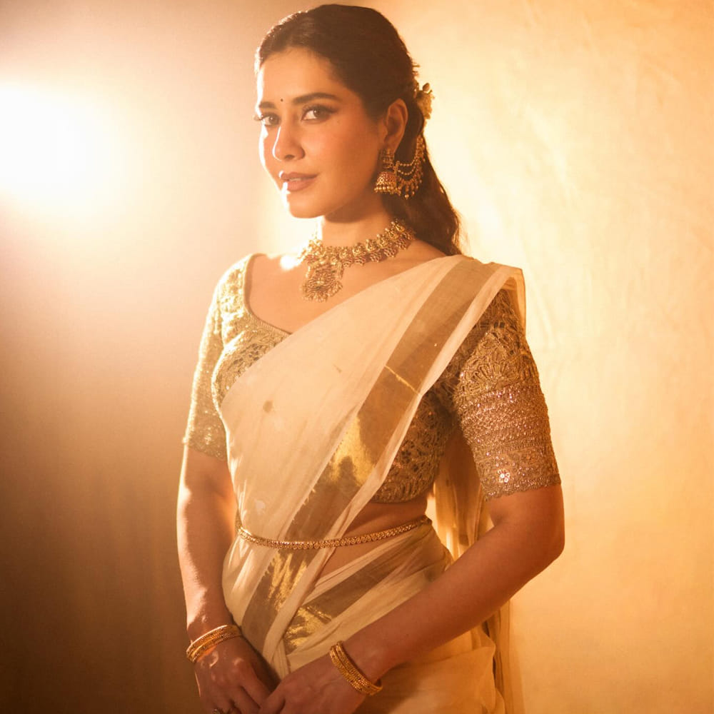 మెగాస్టార్ చిరంజీవి నటిస్తున్న సినిమాలో రాశీ ఖన్నా హీరోయిన్ గా సెలక్ట్ అయ్యిందని తెలుస్తుంది. చిరంజీవి బాబీ దర్శకత్వంలో ఓ సినిమా చేస్తున్నారు. ఈ సినిమా ఇప్పటికే మాళవికామోహనన్ ను హీరోయిన్ గా ఫిక్స్ చేశారని టాక్. ఇక ఇప్పుడు సెకండ్ హీరోయిన్ గా రాశీ ఖన్నా కూడా ఈ సినిమాలో ఛాన్స్ అందుకుందని తెలుస్తుంది. ఈవార్తలో వాస్తవమెంత అన్నది తెలియాల్సి ఉంది. 