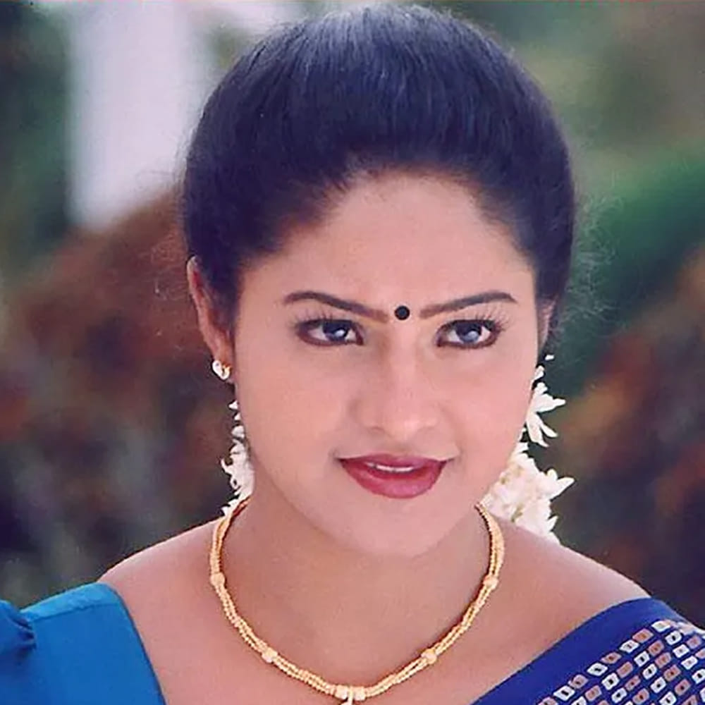 ఈ క్లారిటీతో ప్రభాస్ అభిమానుల్లో ఉన్న గందరగోళం తొలగిపోయింది. తనదైన శైలిలో వైవిధ్యమైన పాత్రలను ఎంచుకుంటూ సెకండ్ ఇన్నింగ్స్లో రాశి దూసుకుపోతున్నారు. ఈ సినిమాతో ఆమెకు మరో మంచి విజయం లభిస్తుందని సినీ వర్గాలు భావిస్తున్నాయి. రాశి తన కెరీర్లో ఎన్నో సూపర్ హిట్ చిత్రాల్లో నటించి మెప్పించారు, ఇప్పుడు క్యారెక్టర్ ఆర్టిస్ట్గా కూడా తనదైన ముద్ర వేయడానికి సిద్ధమవుతున్నారు. పాత జ్ఞాపకాలను నెమరువేసుకుంటూనే, కొత్త తరం నటులతో పని చేసేందుకు ఆమె ఉత్సాహం చూపిస్తున్నారు. 'అనుమాన పక్షి' చిత్రం ఆమె కెరీర్లో ఒక మైలురాయిగా నిలుస్తుందని చిత్ర యూనిట్ ఆశాభావం వ్యక్తం చేస్తోంది.