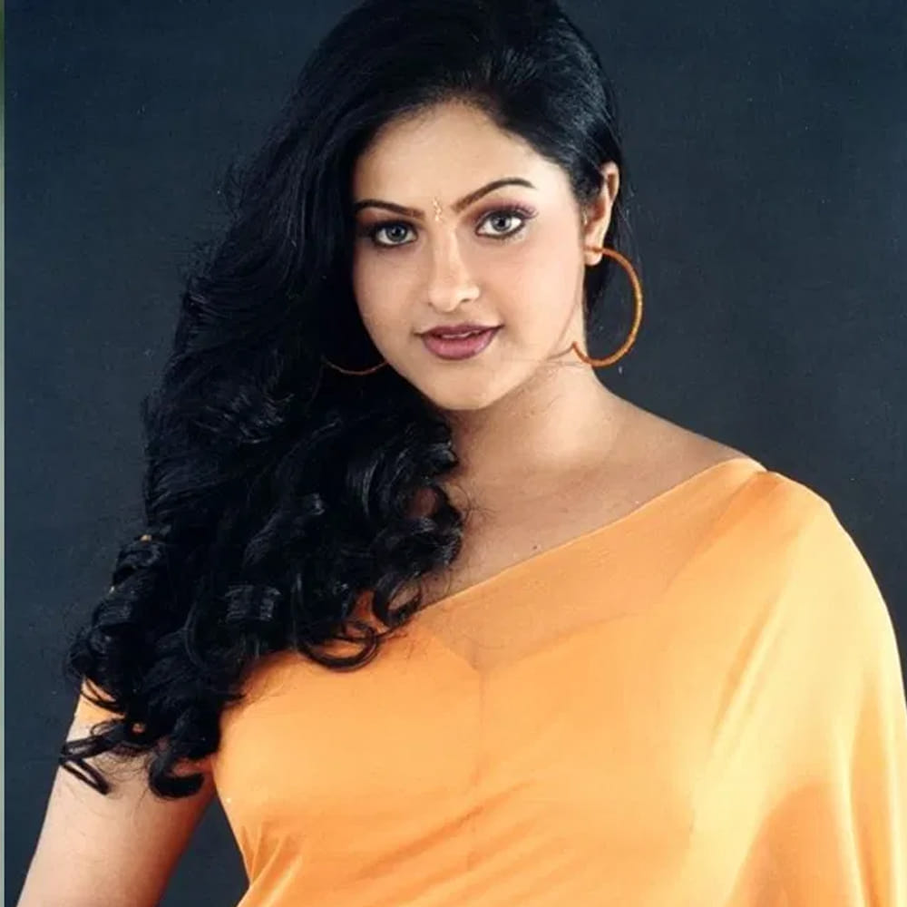 ఇక తన తాజా చిత్రం 'అనుమాన పక్షి' గురించి మాట్లాడుతూ, కథ వినగానే ఎంతో నచ్చి ఈ ప్రాజెక్ట్కు అంగీకరించినట్లు తెలిపారు. దాదాపు 148 చిత్రాల్లో కథానాయికగా నటించిన తన అనుభవంతో ఈ సినిమా ఘనవిజయం సాధిస్తుందని ఆమె జోస్యం చెప్పారు. రాగ్ మయూర్ హీరోగా నటిస్తున్న ఈ చిత్రానికి 'డీజే టిల్లు' దర్శకుడు విమల్ కృష్ణ దర్శకత్వం వహిస్తున్నారు. ఈ సినిమా నుండి 'గులాబ్జామ్' అనే పాటను శ్రీరామ నవమి సందర్భంగా విడుదల చేశారు. ప్రముఖ సంగీత దర్శకుడు, గాయకుడు రమణ గోగుల చాలా కాలం తర్వాత ఈ పాటతో మళ్ళీ తన గళాన్ని వినిపించడం విశేషం.