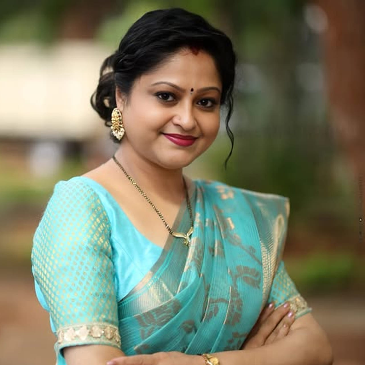 టాలీవుడ్ సీనియర్ నటి రాశి ఇటీవల వార్తల్లో నిలిచారు. యంగ్ రెబల్ స్టార్ ప్రభాస్పై ఆమె చేసిన కొన్ని వ్యాఖ్యలు సోషల్ మీడియాలో వైరల్ కావడంతో పాటు, రకరకాల పుకార్లకు దారితీశాయి. తాజాగా తాను కీలక పాత్ర పోషించిన 'అనుమాన పక్షి' చిత్ర వేడుకలో పాల్గొన్న రాశి, ఈ వివాదంపై స్పందించి అసలు విషయం ఏమిటో స్పష్టం చేశారు. ప్రభాస్ సినిమాలో తల్లి పాత్రను మాత్రమే చేయనని అన్నానని, అంతే తప్ప ఆయనకు సోదరిగా నటించడానికి తనకు ఎలాంటి అభ్యంతరం లేదని ఆమె వివరించారు.