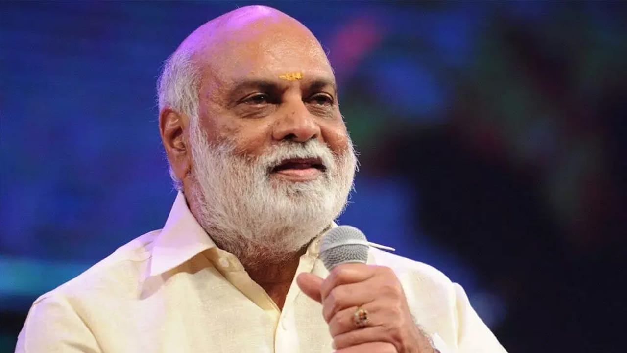 ప్రఖ్యాత తెలుగు సినీ దర్శకుడు కె. రాఘవేంద్ర రావు, తన విశేష సినీ ప్రస్థానంపై ఇటీవల ఇచ్చిన ఒక ఇంటర్వ్యూలో పలు ఆసక్తికర విషయాలను వెల్లడించారు. దర్శకుడిగా ఆయన శైలి, సాంకేతిక విలువలు, పాటల చిత్రీకరణలో ఉపయోగించే వస్తువులు, ఫ్లవర్స్, ఫ్రూట్స్ వంటి వాటిపై ప్రత్యేకమైన దృష్టి ప్రేక్షకులను మంత్రముగ్ధులను చేస్తాయని, మాజీ ఉపరాష్ట్రపతి వెంకయ్య నాయుడు కూడా రాఘవేంద్ర రావు సినిమా అంటే "స్వర్గాన్ని నేలమీదకు దింపినట్టే" అని ప్రశంసించారని ఈ సందర్భంగా ప్రస్తావన జరిగింది.