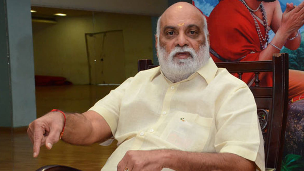 రాఘవేంద్ర రావు తమ కెరీర్‌లో జ్యోతి, దేవత, బొబ్బిలి బ్రహ్మన్న, అన్నమయ్య వంటి ఎమోషనల్, ఫ్యామిలీ డ్రామాలతో పాటు లేడీ ఓరియెంటెడ్ చిత్రాలను రూపొందించారు. అయితే, ఆయనకు పాటల చిత్రీకరణపైనే ఎక్కువ ప్రశంసలు దక్కడంపై ఆయన ఆశ్చర్యం వ్యక్తం చేశారు. జ్యోతి వంటి చిత్రాల తర్వాత లేడీ ఓరియెంటెడ్ సినిమాలు ఆఫర్ చేసినప్పటికీ, ఆయన వేచి చూసి అడవి రాముడు వంటి మాస్ కమర్షియల్ చిత్రాన్ని ఎంచుకున్నారు. 