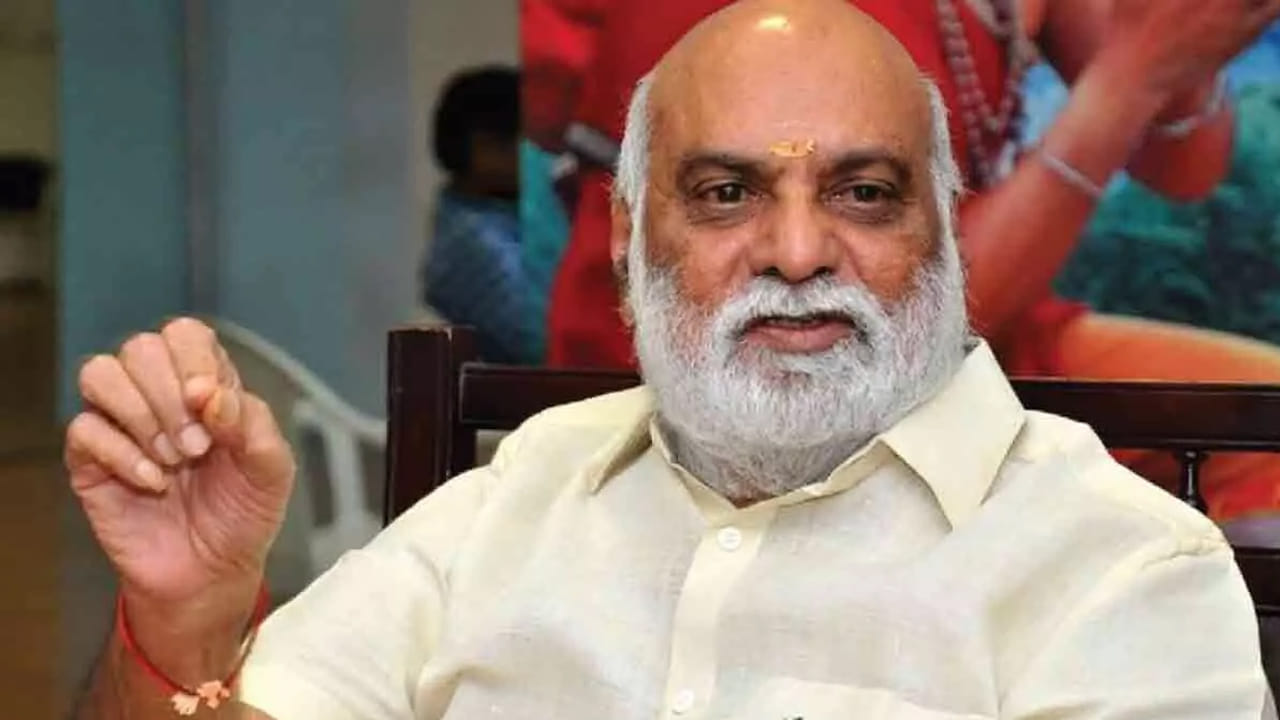 కేవలం 38 రోజుల్లోనే అడవి రాముడు చిత్రాన్ని పూర్తి చేసినట్లు, ఆ చిత్రం అప్పట్లో నాలుగు కోట్ల వసూళ్లతో అద్భుత విజయం సాధించిందని గుర్తు చేసుకున్నారు. నందమూరి తారక రామారావు వంటి లెజెండరీ హీరోతో పనిచేయడం వెనుక ఉన్న స్పూర్తిని వివరించారు. ఎన్టీఆర్ గజారోహణ షాట్, చివరి షాట్‌లో రాముడికి శబరిలా ఆయన కాళ్ళకి నమస్కరించిన సంఘటనలు తన జీవితంలో మర్చిపోలేనివన్నారు. రాఘవేంద్ర రావు తమ కెరీర్‌లో మూడు తరాల హీరోలతో కలిసి పనిచేశారు. 