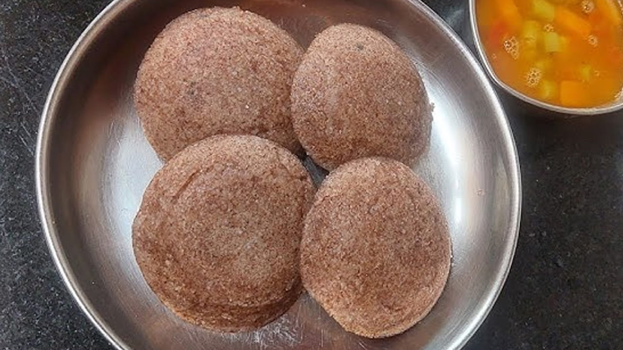 ముందుగా స్టవ్ వెలిగించి దాని మీద ఒక పాన్ పెట్టి దానిలో ఆయిల్ వేసి అది వేడయ్యాక ఒక టీ స్పూన్ శెనగపప్పు, 1 టీ స్పూన్  మినపప్పు, కొద్దిగా ఆవాలు, జీలకర్ర వేసి పోపు పెట్టాలి. ఆ తర్వాత దానిలో పచ్చిమిర్చి ముక్కలు, క్యారెట్ ముక్కలు కూడా వేసి 
బాగా వేయించాలి