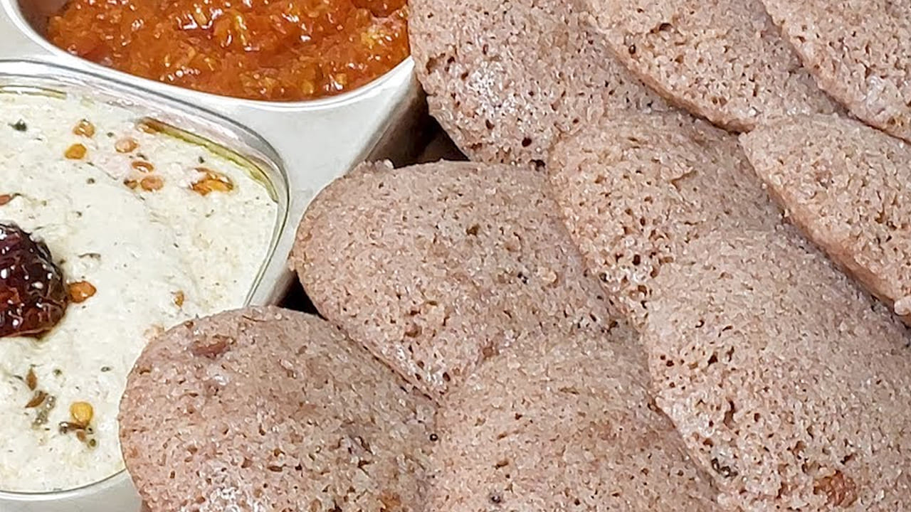  ఇప్పుడు దానిలో ఒక కప్పు బొంబాయి రవ్వ , పది నిముషాలు ఉంచి బాగా వేయించండి. కొద్దీ సేపటి తర్వాత ఒక కప్పు రాగి పిండి, 
5 నిముషాలు వేయించాక  కొత్తిమీర ఆకులు కూడా ఉంచి వేయించి, కిందకి దించి 5 నిముషాలు చల్లారనివ్వాలి. 