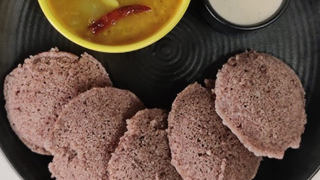 ఆరిపోయిన తర్వాత దానిలో రుచికి సరిపడా ఉప్పు, 2 కప్పుల పెరుగు, రెండు గ్లాస్ లు నీళ్లు పోస్తూ మూతపెట్టి 20 నిమిషాలు పక్కన దీనిని పెట్టుకోండి. ఆ తర్వాత మూత దీనిలో కొంచం సోడా ఉప్పు, ఇడ్లీ పిండి లాగా చేతులతో కలుపుకోవాలి.