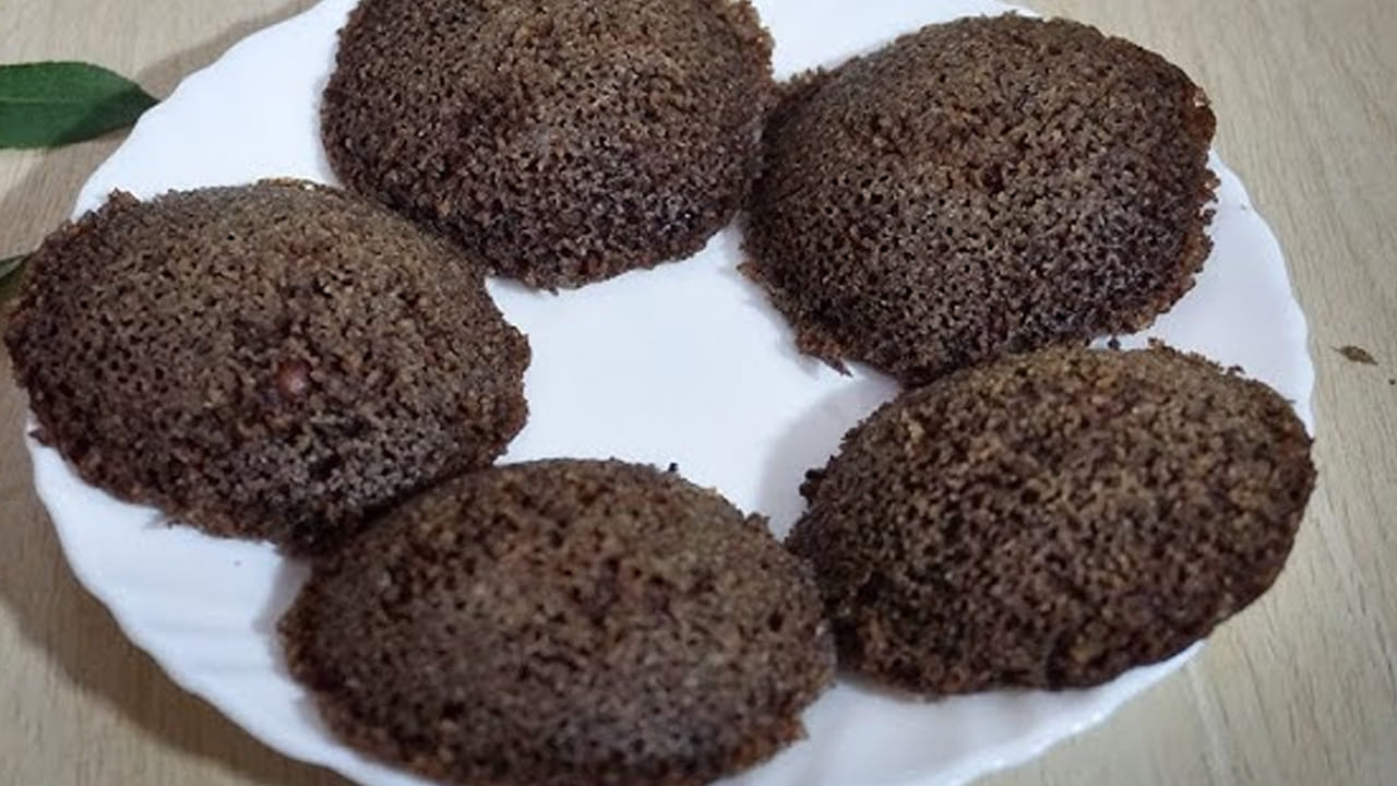  ఆ తర్వాత ఇడ్లీ వేసే పాత్ర తీసుకుని వాటిలో గరిటె తో పెట్టి ఉడికించుకోవాలి. 10 నిముషాల్లో రాగి ఇడ్లీ రెడీ అవుతుంది. అయితే, మీరు ఇడ్లీ వేసేటప్పుడు పలుచటి దుస్తువు అయితే మంచిది. ఇడ్లీలు దూదిలా మెత్తగా వస్తాయి. తినడానికి చాలా బావుంటాయి. 
