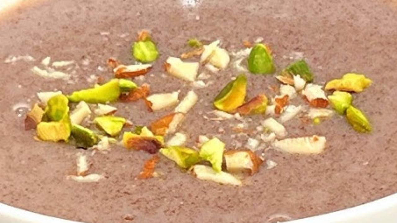 పిల్లలు నుంచి పెద్దల వరకు ఇది సమ్మర్లో సూపర్ ఫుడ్.  అలాగే ఇది ఆరోగ్యకరమైన ఆహారం కూడా. అంతేకాదు, ఎముకలు బలపడటానికి   రాగి జావ చాలా మంచిది.