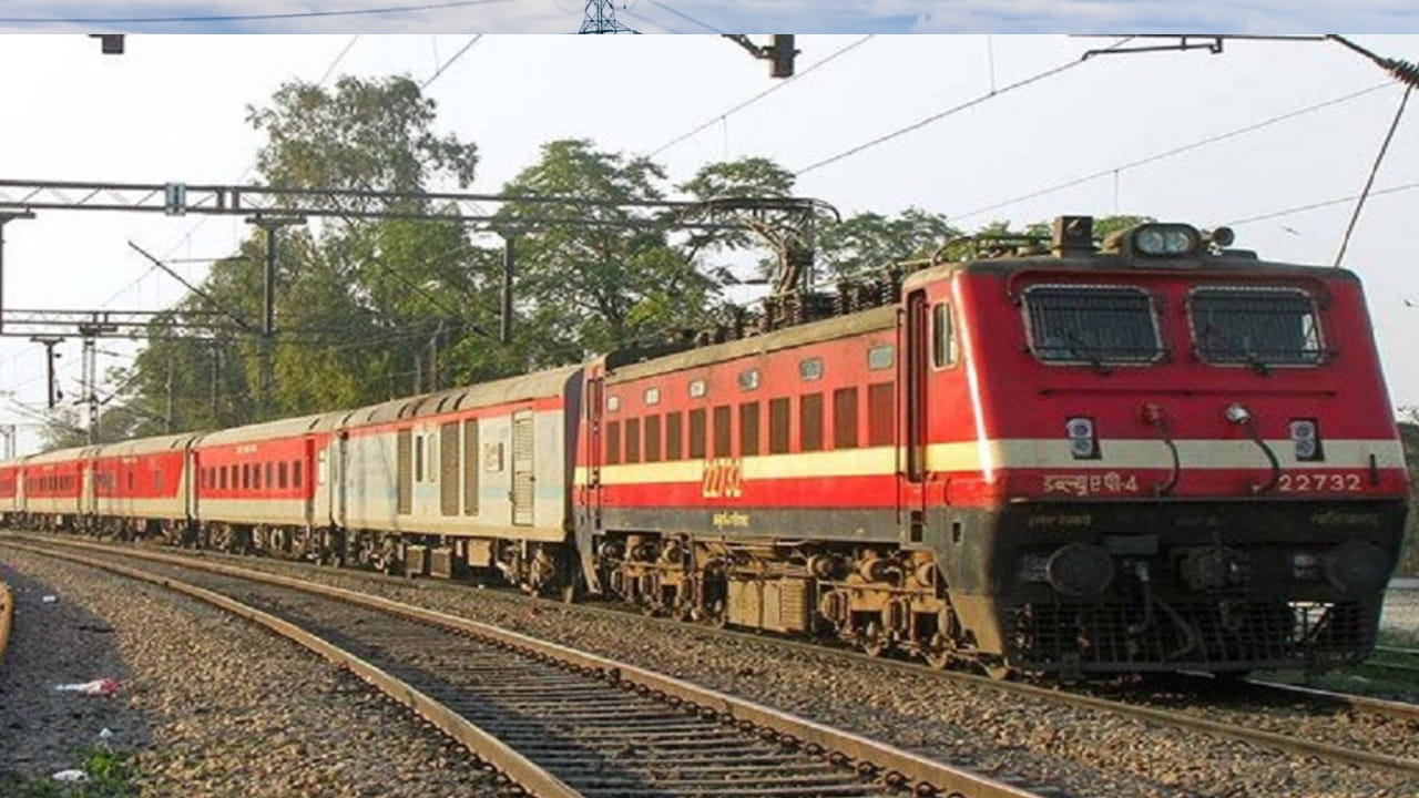 ట్రైన్ టికెట్ క్యాన్సిల్ చేసుకున్నప్పుడు రీఫండ్ అందుతుంది. అయితే మీరు ట్రైన్ బయల్దేరడానికి ఎన్ని గంటల ముందు క్యాన్సిల్ చేశారనే దాని బట్టి రీఫండ్ అందుతుంది. ఇందుకోసం కొన్ని క్యాన్సిలేషన్ రూల్స్‌ను ఐఆర్‌సీటీసీ పాటిస్తోంది. ఇప్పటివరకు ఉన్న ఈ రూల్స్‌ ఏప్రిల్ 1 నుంచి మారనున్నాయి. కొత్త నియమాలు ఏంటో ఇందులో తెలుసుకుందాం.