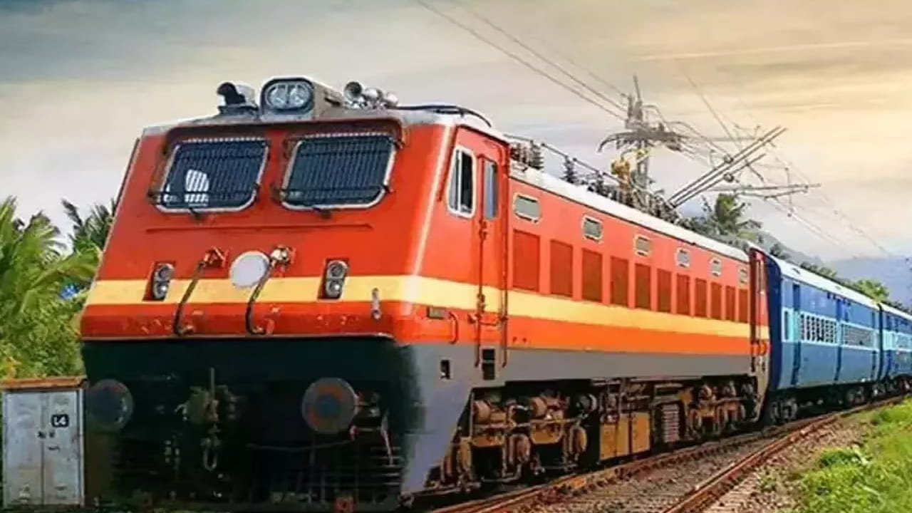 ఏప్రిల్ 1వ తేదీ నుంచి కొత్త రైల్వే టికెట్ క్యాన్సిలేషన్ నిబంధనలను రైల్వేశాఖ వర్తింపచేయనుంది. ఇక నుంచి ట్రైన్ బయల్దేరడానికి 8 గంటల ముందు రద్దు చేస్తే రీఫండ్ ఒక్కరూపాయి కూడా రాదు. గతంలో ఈ సమయం నాలుగు గంటలుగా ఉండగా.. ఇప్పుడు 8 గంటలకు పెంచారు. ఇక రైలు బయల్దేరే సమయానికి 24 గంటల ముందు నుంచి 8 గంటల మధ్య క్యాన్సిల్ చేసుకుంటే 50 శాతం మాత్రమే రీఫండ్ అందుతుంది.