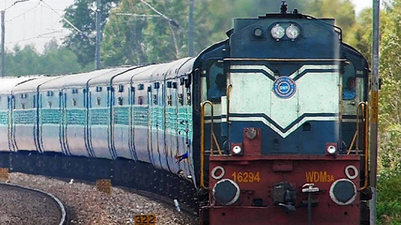 ఏప్రిల్ 1వ తేదీ నుంచి 15 తేదీ మధ్య దశలవారీగా ఈ నిబంధనలను అమల్లోకి తీసుకురానున్నారు. ఇక నుంచి ఏ స్టేషన్ నుంచి అయినా టికెట్ క్యాన్సిల్ చేసుకోవచ్చు. గతంలో బోర్డింగ్ పాయింట్ నుంచి మాత్రమే రద్దు చేసుకునే అవకాశం ఉండేది. ఇక బోర్డింగ్ పాయింట్‌ను 30 నిమిషాల ముందు మార్చుకునేలా అవకాశం కల్పించనున్నారు