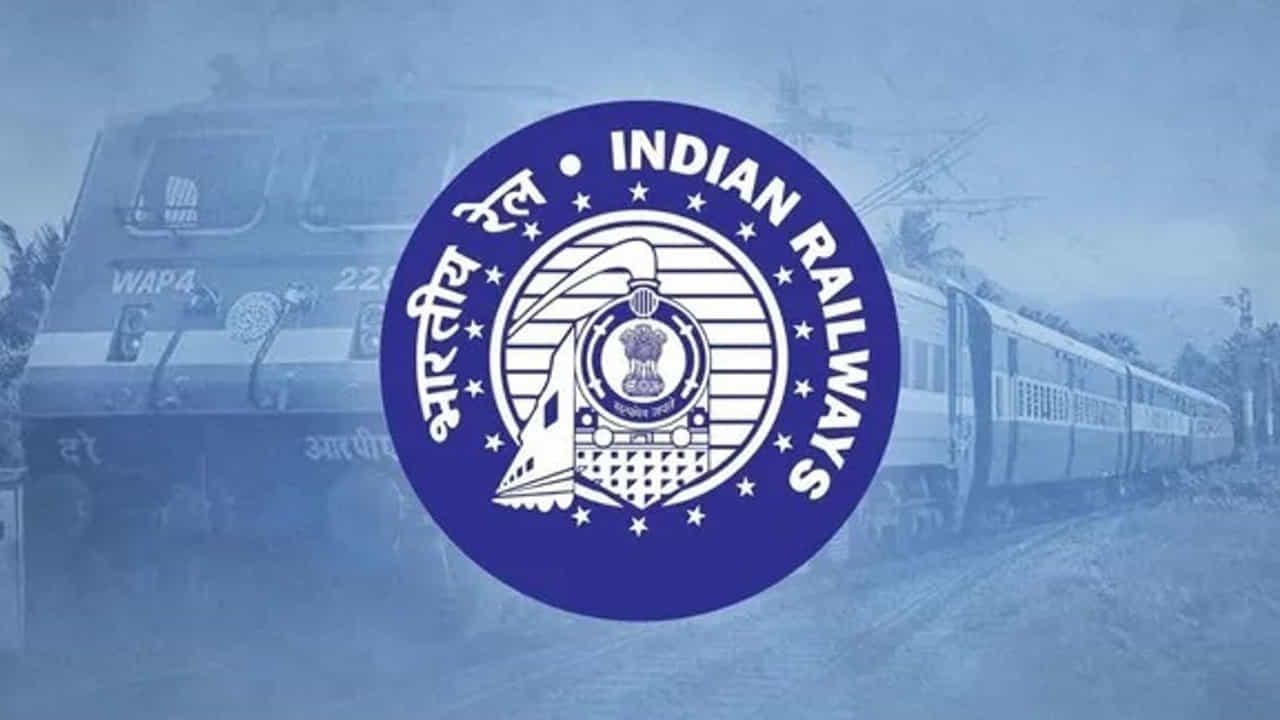 రైల్వే ప్రయాణికులకు బిగ్ అలర్ట్. రైల్వే ప్యాసింజర్ రిజర్వేషన్ సిస్టమ్ కొన్ని గంటల పాటు ఆగిపోనుంది. మార్చి 14,15వ తేదీల్లో సిస్టమ్ అప్గ్రేడ్ చేపడుతున్నారు. దీని కారణంగా రైల్వే టికెట్ల బుకింగ్, క్యాన్సిలేషన్, వెయిటింగ్ లిస్ట్, పీఎన్ఆర్ స్టేటస్ చెకింగ్ వంటి సేవలు కొన్ని గంటలపాటు నిలిచిపోతాయని రైల్వేశాఖ తెలిపింది. దీంతో ప్రయాణికులు సహరించాలని కోరింది.