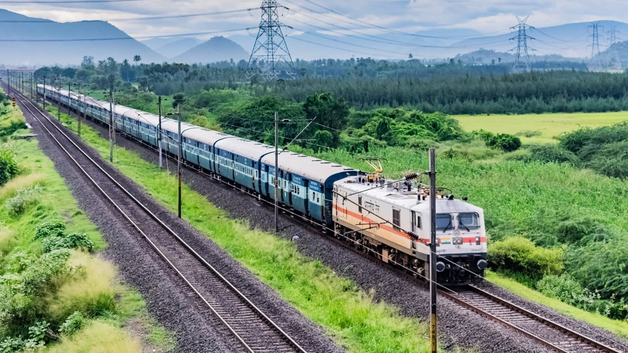 ఇక అలాగే బుక్ చేసుకున్న టికెట్లను కూడా క్యాన్సిల్ చేసుకోలేరు. ఆన్‌లైన్‌తో పాటు ఆఫ్‌లైన్ సేవల్లో కూడా అంతరాయం ఏర్పడనుంది. అయితే ఢిల్లీ పీఆర్‌ఎస్ సిస్టమ్‌తో అనుసంధానమైన సేవలకు మాత్రమే ఇది వర్తిస్తుందని తెలుస్తోంది. ప్రయాణికులు తక్కువగా టికెట్లు బుక్ చేసుకునే అర్థరాత్రి సమయంలో ఈ అప్‌గ్రేడ్ కార్యకలాపాలు చేపట్టనున్నారు.  
