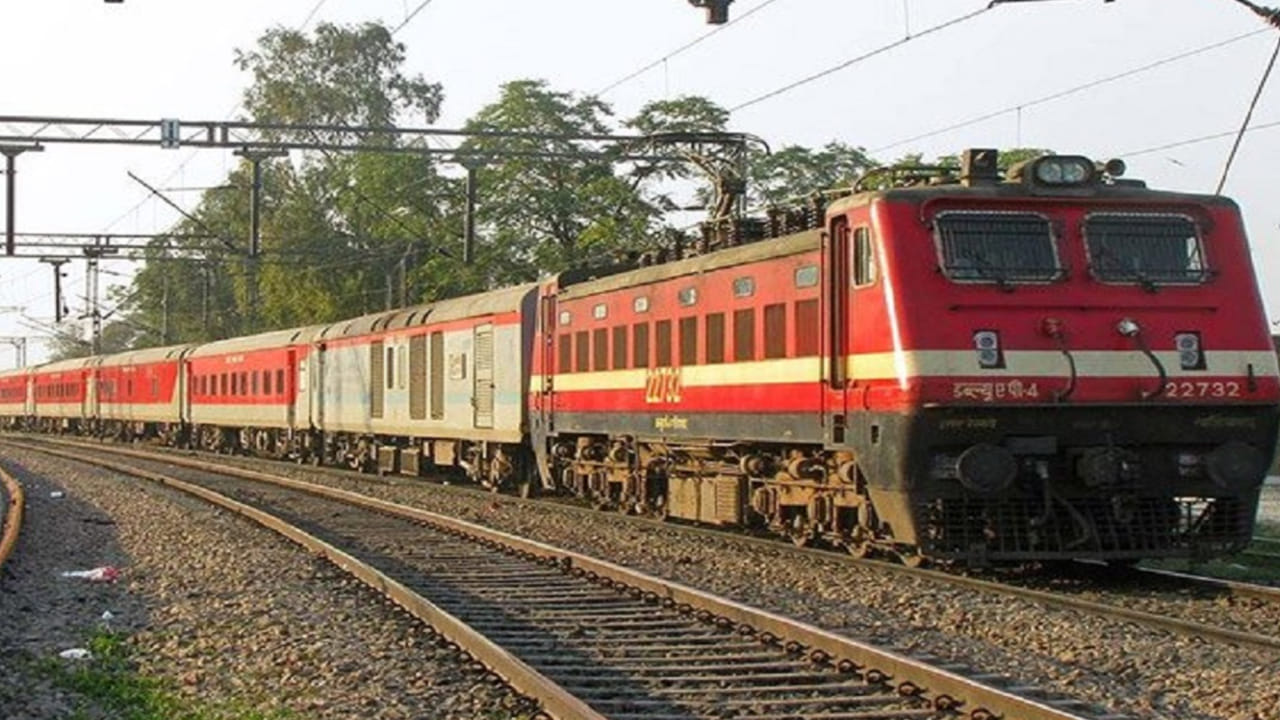 టికెట్ల బుకింగ్స్‌లో అక్రమాలకు అడ్డుకట్ట వేసేందుకు రైల్వే రిజర్వేషన్ వ్యవస్థలో అనేక మార్పులు చేస్తున్నారు. ఇటీవల టికెట్ల బుకింగ్‌కు ఆధార్ వెరిఫికేషన్‌ను తప్పనిసరి చేశారు. ఇక తత్కాల్ టికెట్లు బుక్ చేసుకోవాలంటే ఆధార్ ధృవీకరణను తప్పనిసరిగా చేస్తూ నిర్ణయం తీసుకున్నారు. ఈ క్రమంలో రిజర్వేషన్ సిస్టమ్‌లో అనేక మార్పులు చేస్తున్నారు.