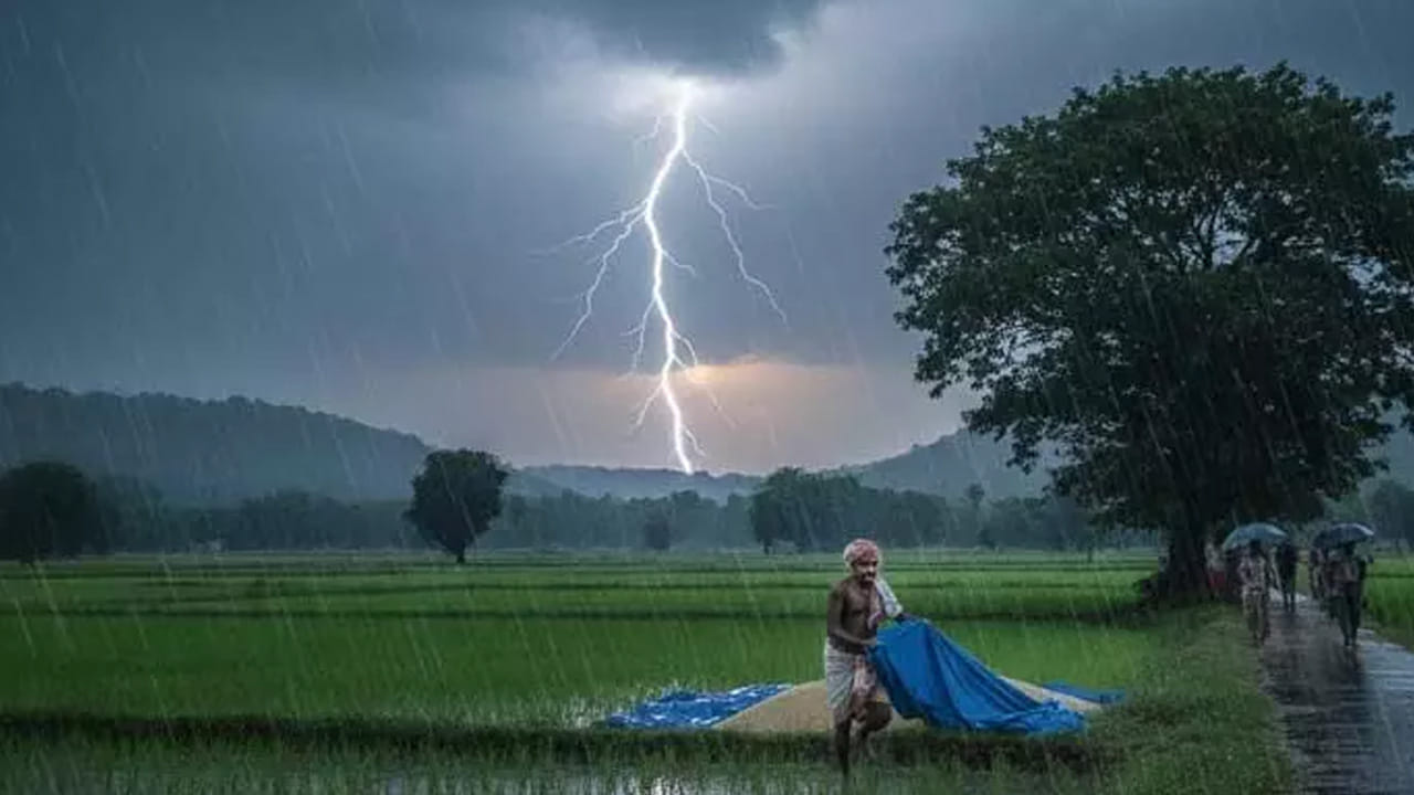 ఎండాకాలం ప్రారంభమైంది. మార్చి నెలలో ఎండల తీవ్రత పెరిగిపోయింది. అయితే ఈ సమయంలో చాలా మంది ఒక వర్షం పడితే బాగుండు అనుకుంటారు. ఈ క్రమంలోనే తెలుగు రాష్ట్రాల్లో వర్షాలు పడుతున్నాయి. దీంతో వాతావరణం ఒక్కసారిగా మారిపోయింది. అయితే ఎండాకాలంలో చాలా వరకు వడ గళ్ల వర్షం పడుతుంది. మరి ఎందుకు ఇలా పడుతుంది? దీని గురించి నిపుణులు ఏమంటున్నారంటే?