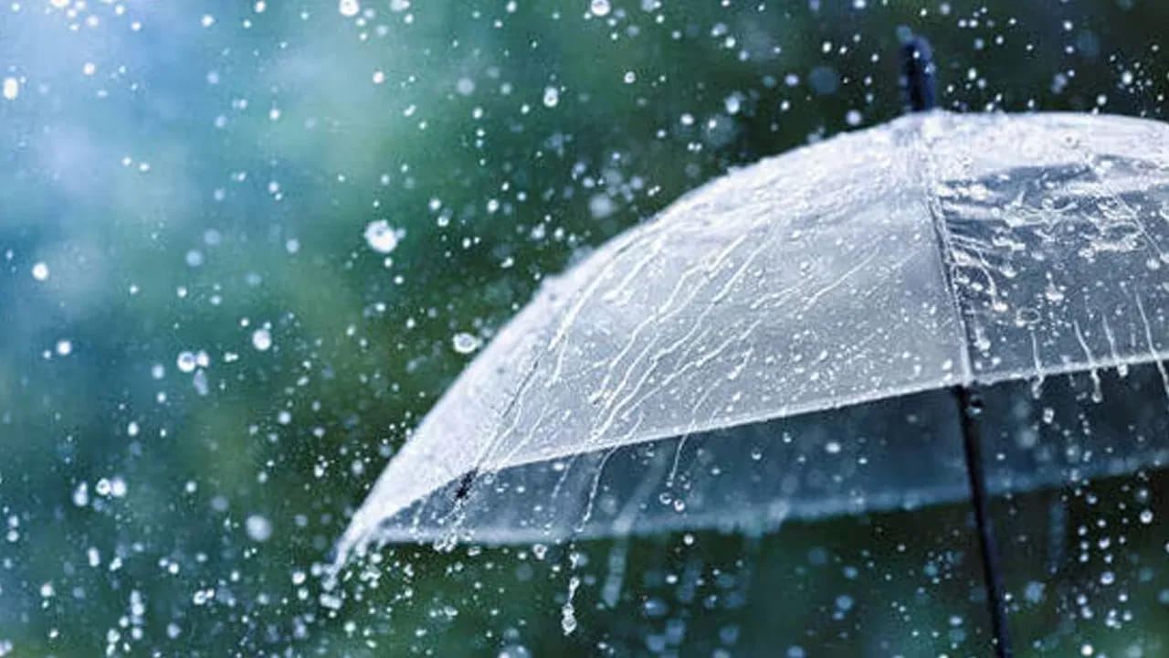 అప్పుడు మేఘాలు విరిగిపోయి ముక్కలు ముక్కలుగా భూమిని చేరుతాయి. అయితే వాతావరణంలో వేడి వలన అవి కాస్త కరిగి కింద పడిపోతాయి. ఇక వేసవిలో మాత్రమే క్యుములోనింబస్ మేఘాలు ఏర్పడతాయి కాబట్టి, వేసవిలో మాత్రమే ఈ వడగళ్ల వర్షాలు పడతాయని చెబుతున్నారు నిపుణులు. ( నోట్ : పై సమాచారం కేవలం ఇంటర్నెట్ ఆధారంగా మాత్రమే ఇవ్వడం జరిగింది. టీవీ9 తెలుగు దీనిని దృవీకరించలేదు.)