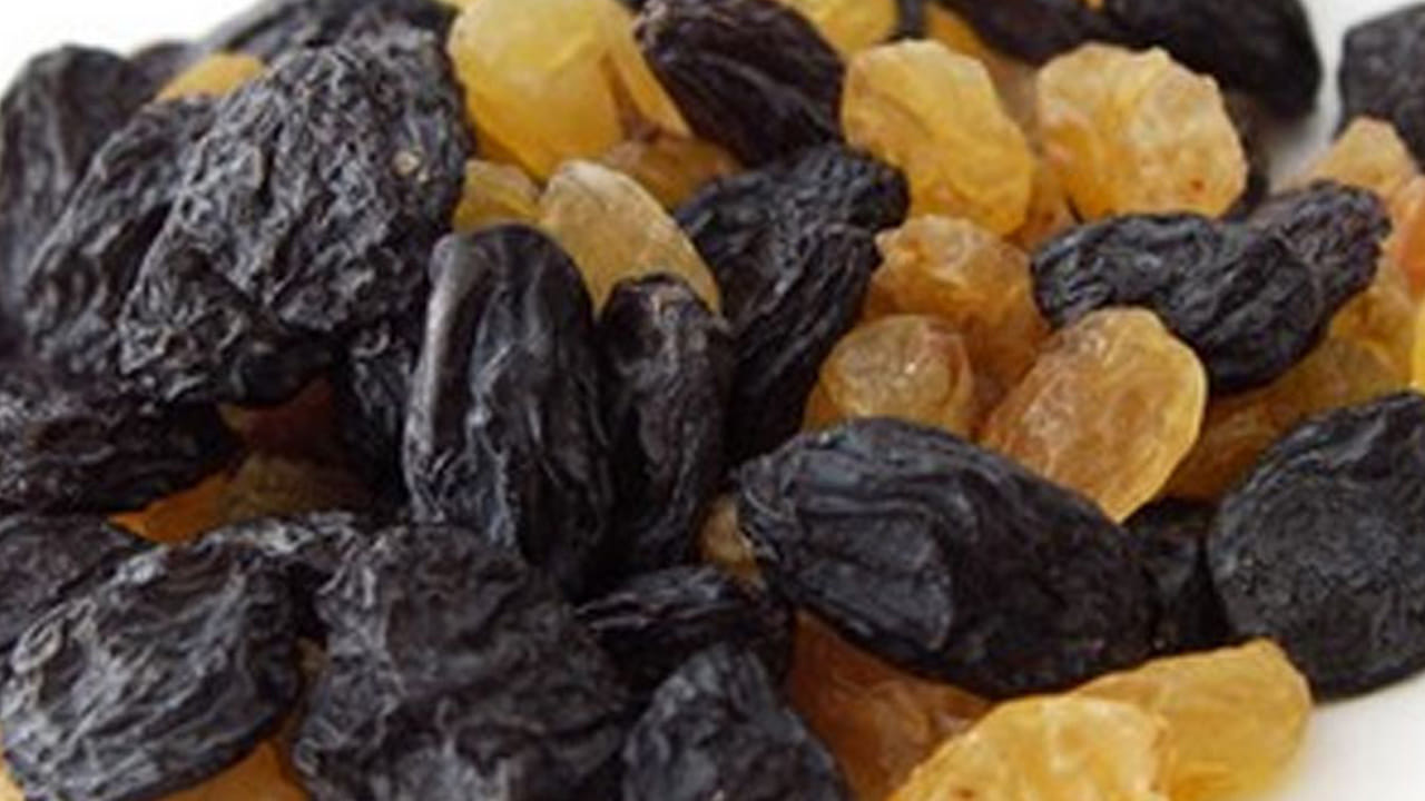 ఎండు ద్రాక్షలో యాంటీ ఆక్సిడెంట్లు సమృద్ధిగా ఉంటాయి. ఇవి శరీర కణాలకు హాని కలిగించే పదార్థాల నుంచి రక్షణను అందిస్తాయి. ఫెరులుక్ యాసిడ్, రూటీన్, క్వెలెటిన్, ట్రాన్స్ కంప్టరిక్ యాసిడ్ వంటి సమ్మేళనాలు ఆరోగ్యానికి మేలు చేస్తాయి. ఎండు ద్రాక్షలో సహజసిద్ధమైన చక్కెర తక్కువగా ఉంటుంది. ఇది రక్తంలో చక్కెర స్థాయిలను నియంత్రించడంలో సహాయపడుతుంది. భోజనం తర్వాత ఎండు ద్రాక్ష తీసుకోవడం వల్ల ఇన్సులిన్ నియంత్రణలో ఉంటుంది. గ్లైసెమిక్ ఇండెక్స్ బ్యాలెన్స్ కూడా నిర్వహించబడుతుంది.