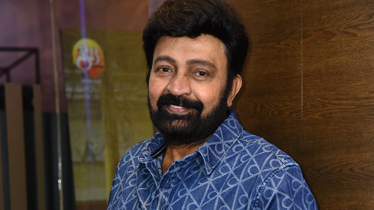 అయితే తాను సీతమ్మ వాకిట్లో సిరిమల్లె చెట్టు సినిమాలో ఒక రోల్ మిస్సైనట్లు తెలిపారు. తెలుగు మల్టీస్టారర్ సినిమాల్లో ఎవర్ గ్రీన్ హిట్ మూవీలలో సీతమ్మ వాకిట్లో సిరిమల్లె చెట్టు ఒకటి. ఈ చిత్రంలో పెద్దోడు, చిన్నోడు పాత్రలలో వెంకటేశ్, మహేష్ బాబు ఎంతగా అలరించారో చెప్పక్కర్లేదు. ఈ చిత్రంలోని సాంగ్స్ సైతం సూపర్ హిట్ అయ్యాయి. అలాగే ఈ మూవీకి ఇప్పటికీ సెపరేట్ ఫ్యాన్ బేస్ ఉందంటే ఈ సినిమాకు ఉన్న క్రేజ్ గురించి చెప్పక్కర్లేదు.