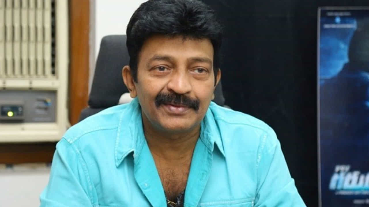 ఈ చిత్రంలో వెంకీ, మహేష్ బాబు తండ్రి పాత్రలో ప్రకాష్ రాజ్ ఎంతో ఆకట్టుకున్నారు. ఏం జరిగినా అంతా మన మంచికే అన్నట్లు వ్యవహరించే ఈ రేలంగి మామయ్య పాత్ర కోసం ముందుగా రాజశేఖర్ ను అనుకున్నారట. కానీ అనివార్య కారణాల వల్ల ఆయన నటించలేకపోయారు. ఈ విషయాన్ని స్వయంగా రాజశేఖర్ ఓ ఇంటర్వ్యూలో వెల్లడించారు. సీతమ్మ్మ వాకిట్లో సిరిమల్లె చెట్టు సినిమాలో ఎప్పుడూ నవ్వుతూ ఉండే క్యారెక్టర్ కోసం మేకర్స్ తనను సంప్రదించారని అన్నారు. 