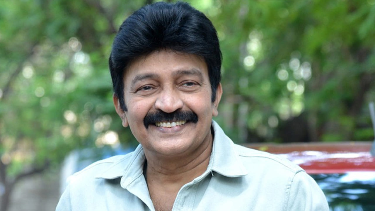 తన నవ్వు బాగుంటుందన్న విషయాన్ని గుర్తుచేస్తూ.. ఆ రోల్ నేను చేస్తే బాగుంటుందని అడిగారు. కానీ నేను చేయలేకపోయాను అంటూ చెప్పుకొచ్చారు. నటించనందుకు ఎప్పుడైనా ఫీల్ అయ్యారా అని అడగ్గా.. అలాంటిదేం లేదని అన్నారు. తనకు డ్యాన్స్ చేయడం ఇష్టం ఉండేది కాదని.. అందుకే కెరీర్ ప్రారంభంలో కష్టపడాల్సిన వచ్చేదని అన్నారు. అలా చేస్తూ ఉండగా కొన్నాళ్లకు డ్యాన్స్ అలవాటు అయిందని చెప్పుకొచ్చారు. ప్రస్తుతం రాజశేఖర్, శర్వానంద్ కలిసి నటించిన బైకర్ సినిమా ఏప్రిల్ 3న విడుదల కానుంది.