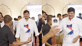 సెల్ఫీ అడిగిన పిల్లాడిని పక్కకు నెట్టేసిన రాజేంద్రప్రసాద్