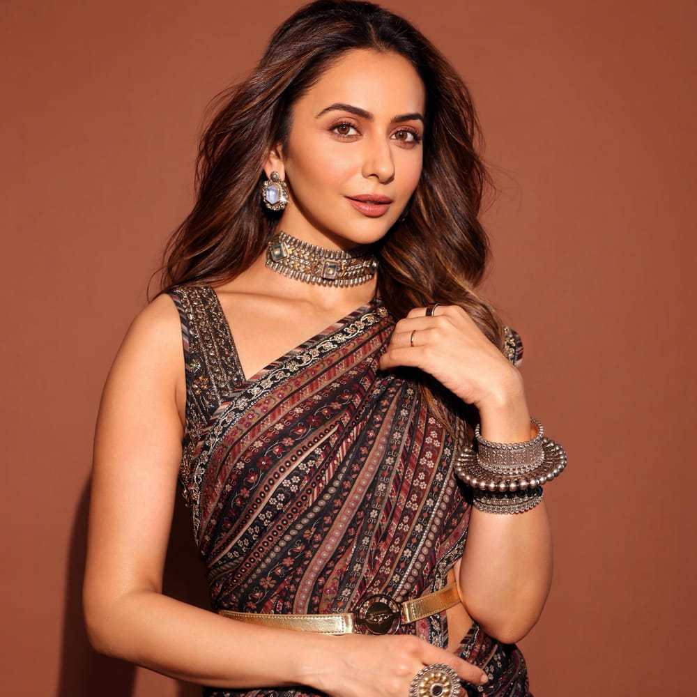 ఇంతకూ ఆమె ఎవరో తెలుసా.? ఒకప్పుడు స్టార్ హీరోయిన్ గా రాణించిన అందాల భామ రకుల్ ప్రీత్ సింగ్. ఈ అమ్మడి గురించి తెలుగు ప్రజలకు ప్రత్యేకంగా చెప్పాల్సిన పని లేదు.. తన అందంతో, నటనతో తెలుగు ప్రజలను కట్టిపడేసింది ఈ చిన్నది. 18 ఏళ్ల వయసులో కాలేజీలో చదువుతున్నప్పుడే మోడలింగ్‌లో కెరీర్ ప్రారంభించి 2009లో కన్నడ చిత్రం ‘గిల్లి’తో తన హీరోయిన్‌గా కెరీర్‌ ప్రారంభించింది. 