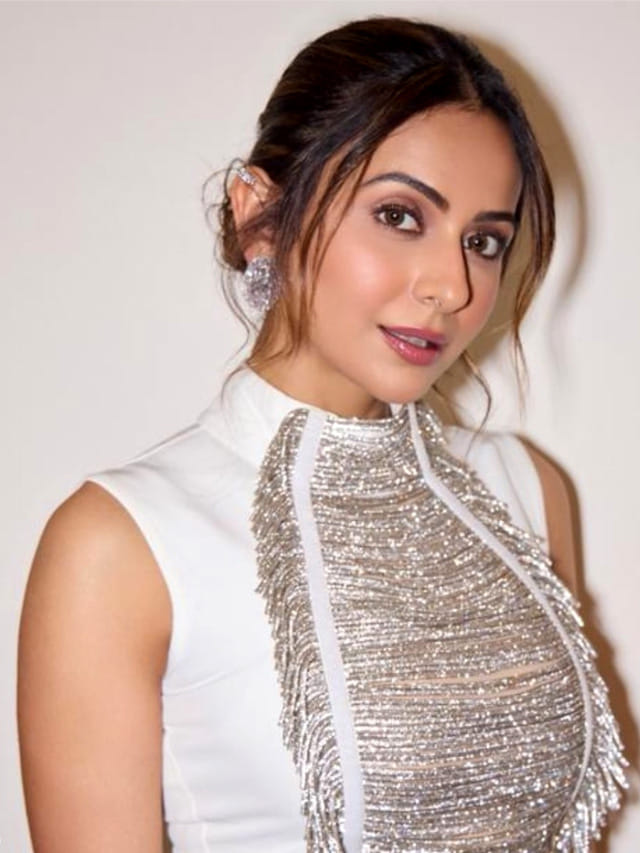 బాలీవుడ్ కె పరిమితం అవుతున్న రకుల్.. టాలీవుడ్ లో కనిపించడం కష్టమేనా.?