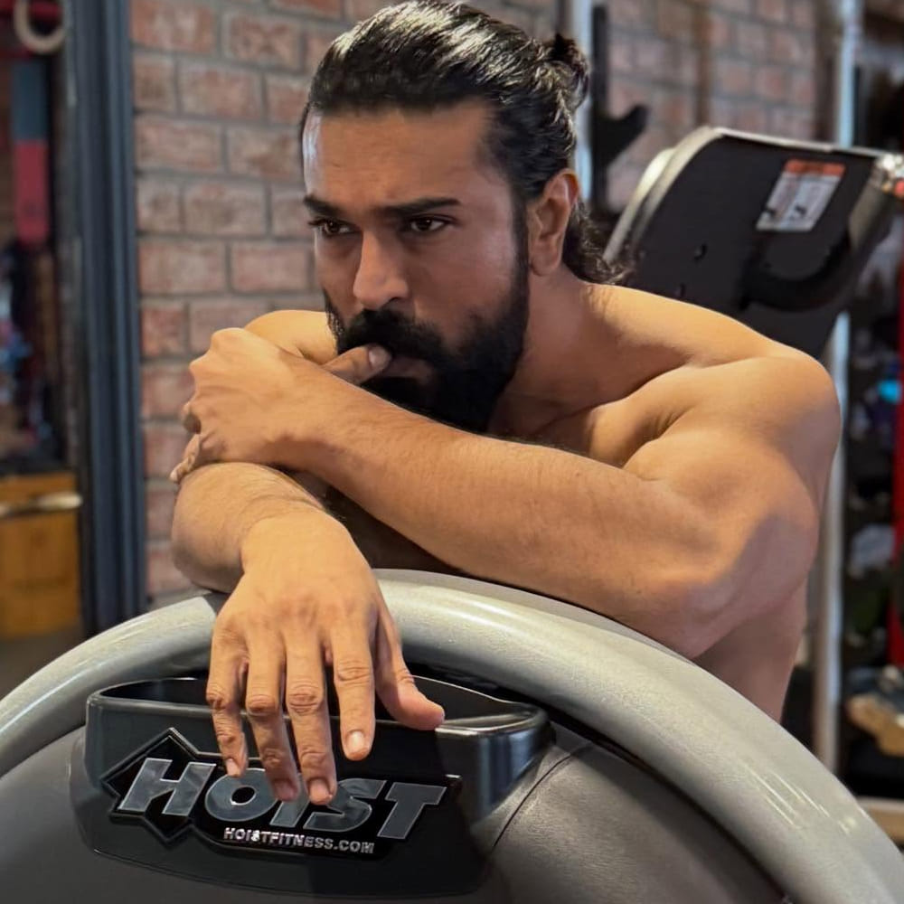 తనకు చరణ్ అంటే చాలా ఇష్టమని.. ఒకవేళ పెళ్లి కాకుండా ఉంటే చరణ్ తో డేటింగ్ చేస్తా అని అనసూయ తెలిపారు. రామ్ చరణ్ నటించిన రంగస్థలం సినిమాలో అనసూయ రంగమ్మత్తగా నటించి మెప్పించింది. ఇక ఇప్పుడు చరణ్ గురించి అనసూయ చేసిన కామెంట్స్ ఇప్పుడు మరోసారి వైరల్ గా మారాయి.