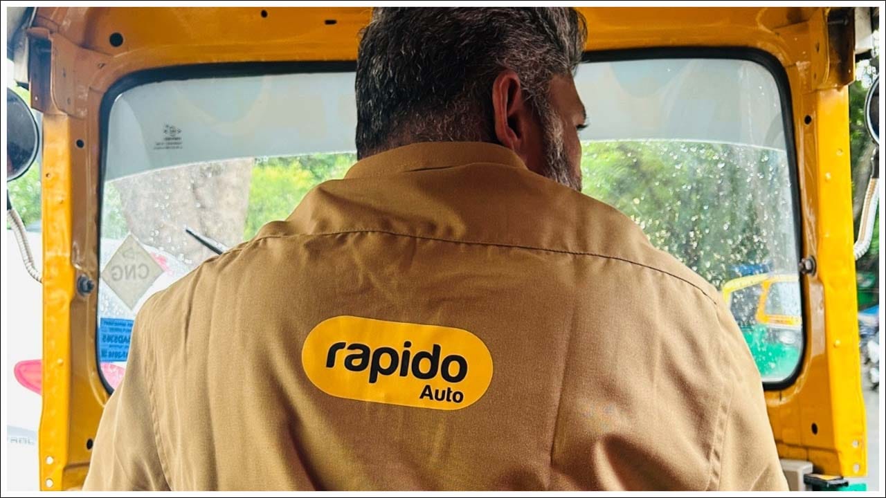 ప్రస్తుతం హైదరాబాద్ నగరంలో మొత్తం కలిపి రోజుకు 10 లక్షలకు పైగా రాపిడో రైడ్లు నమోదవుతున్నాయట. దీంతో నగర పబ్లిక్ ట్రాన్స్‌పోర్ట్ నెట్‌వర్క్‌కు మద్దతు ఇస్తున్న ప్రముఖ డిజిటల్ ప్లాట్‌ఫామ్‌లలో రాపిడో ఒకటిగా నిలుస్తోంది. ప్రయాణికులకు సౌకర్యం, సమయ ఆదా ప్రధాన కారణాలుగా మారుతున్నాయి. ఇకపై ప్రయాణాన్ని ప్లాన్ చేయడానికి వేర్వేరు యాప్‌లను ఉపయోగించాల్సిన అవసరం లేకుండా, ఒకే యాప్‌లో టికెట్ బుకింగ్‌తో పాటు రైడ్ సదుపాయం అందుబాటులో ఉండటం మెట్రో ప్రయాణాన్ని మరింత అలవాటుగా మారుస్తోంది.