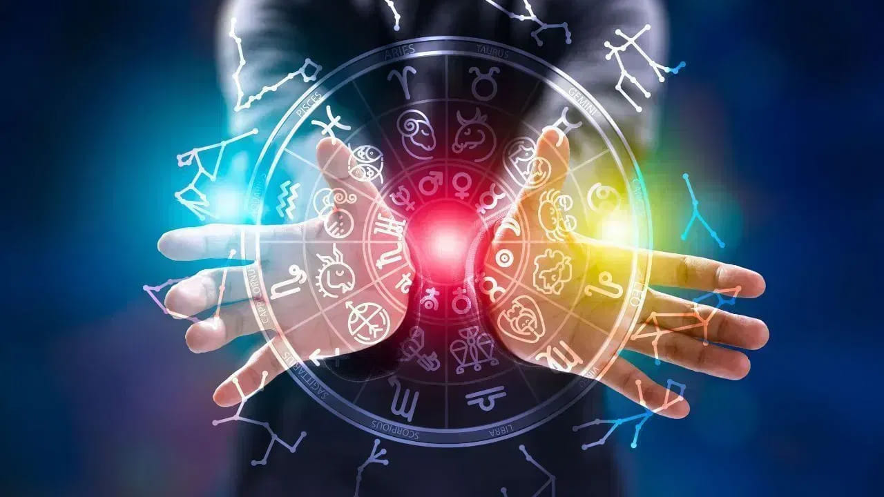 జ్యోతిష్య శాస్త్రం ప్రకారం గ్రహాల కదలికల వల్ల యోగాలు ఏర్పడుతుంటాయి. ఈ యోగాలు ద్వాదశ రాశులపై మంచి, చెడు ప్రభావాలను చూపుతుంటాయి. ఇక, 2026 మార్చి 18న గురు (బ్రహ్మ), శుక్ర గ్రహాల కలయిక జరుగుతోంది. ఈ కలయికను జ్యోతిషంలో ద్రిష్టి యోగం అంటారు. గురు గ్రహం అభివృద్ధి, జ్ఞానం, అదృష్టానికి సంకేతం; శుక్రుడు సంపద, సౌకర్యాలు, ఆనందాన్ని సూచిస్తుంది. ఈ రెండు గ్రహాలు ఒకేసారి మంచి స్థానంలో ఉంటే, కొన్ని రాశుల వారికి ప్రత్యేకంగా అనుకూలత తీసుకుని వస్తాయి. ఈ ద్రిష్టి యోగం 4 రాశుల వారికి ముఖ్యంగా లాభకరంగా ఉంటుంది. వాటి గురించి తెలుసుకుందాం.