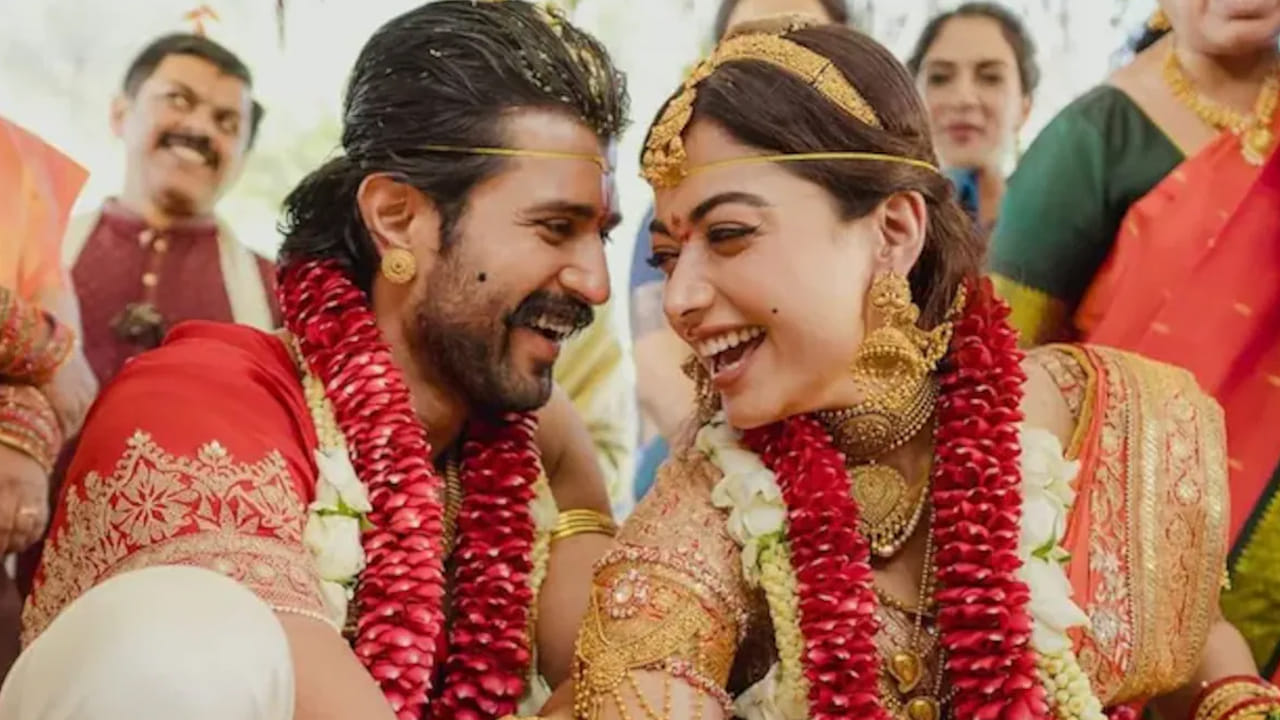  విరోష్ (విజయ్ దేవరకొండ- రష్మిక మందన్నా)ల జంట పెళ్లి జరిగి సుమారు 20 రోజులు అవుతున్నా వీరి పెళ్లి ఫొటోలు, వీడియోలు సామాజిక మాధ్యమాల్లో తెగ వైరల్ అవుతున్నాయి. 